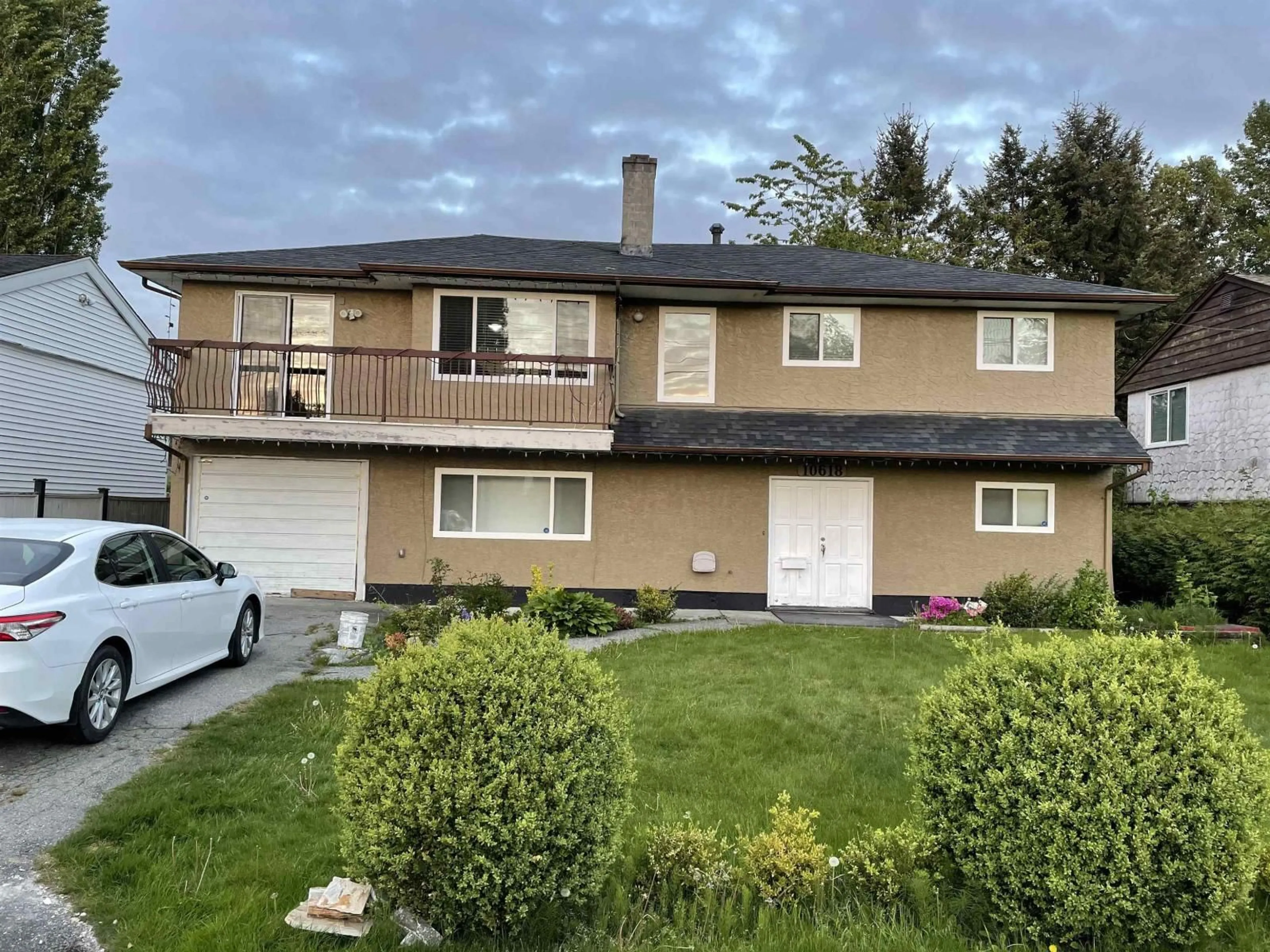 Home with vinyl exterior material, street for 10618 141 STREET, Surrey British Columbia V3T4R4