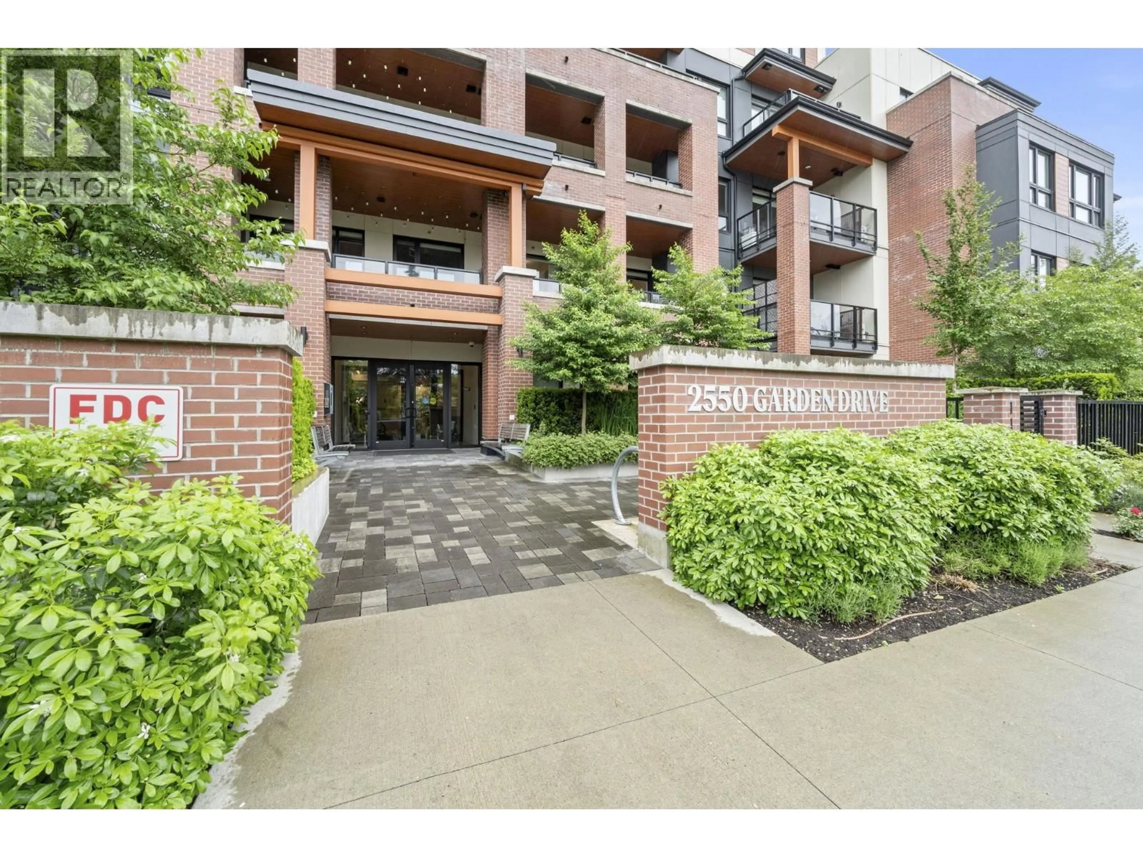 Indoor foyer for 205 - 2550 GARDEN DRIVE, Vancouver British Columbia V5N4X6