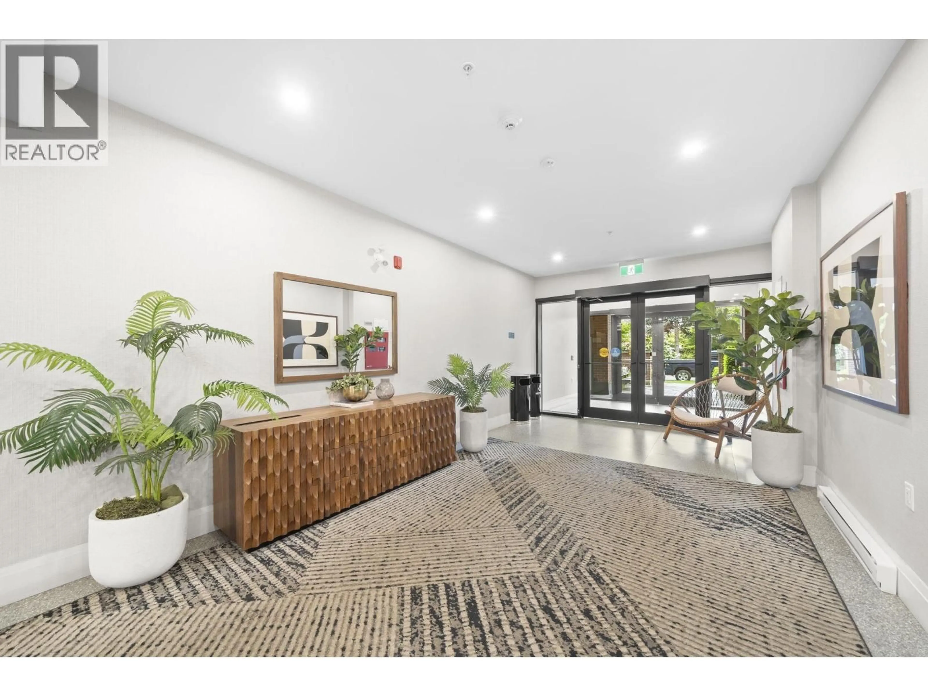 Indoor foyer for 205 - 2550 GARDEN DRIVE, Vancouver British Columbia V5N4X6