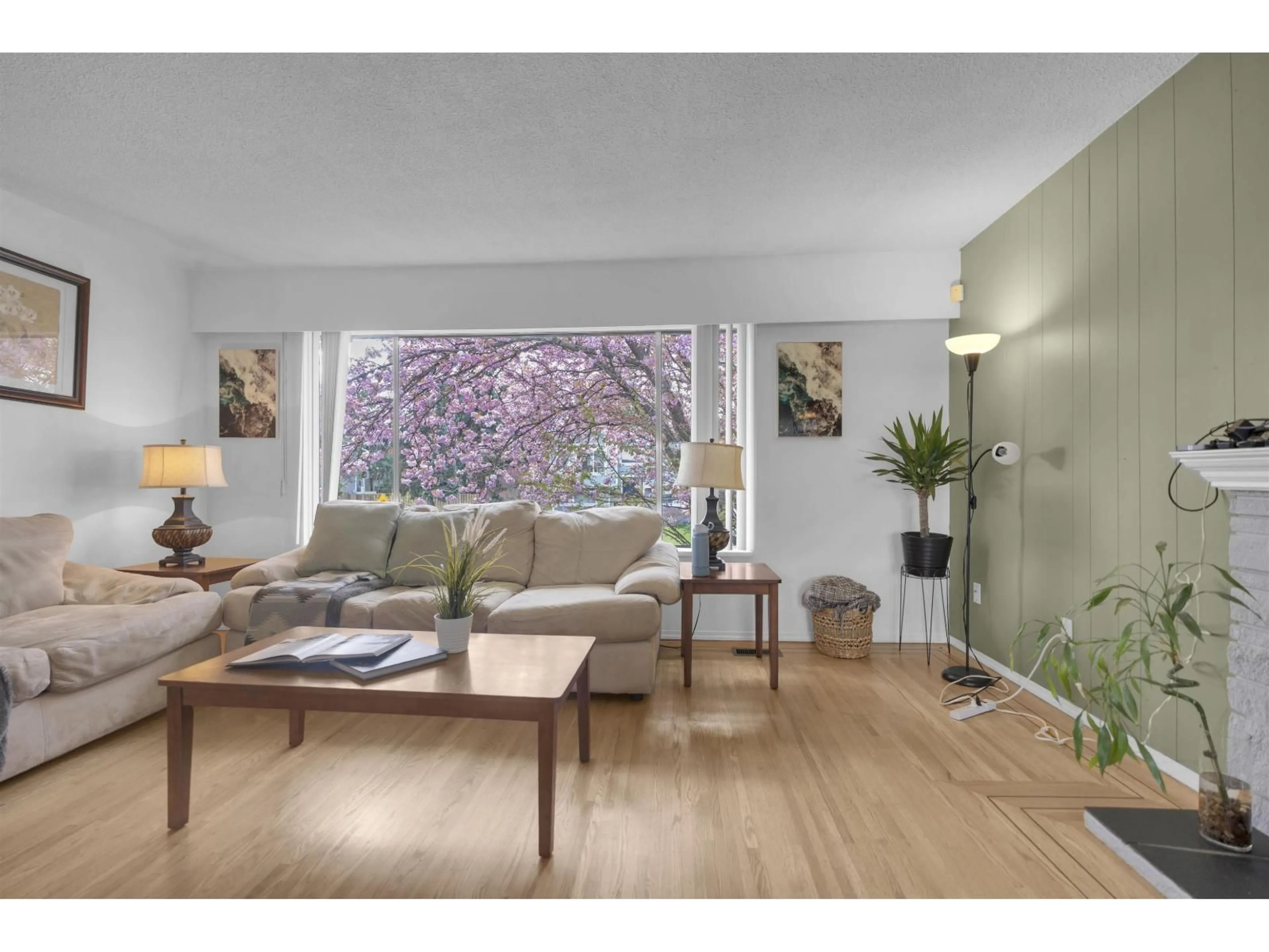 Living room with furniture, wood/laminate floor for 11064 SWAN CRESCENT, Surrey British Columbia V3R5B6