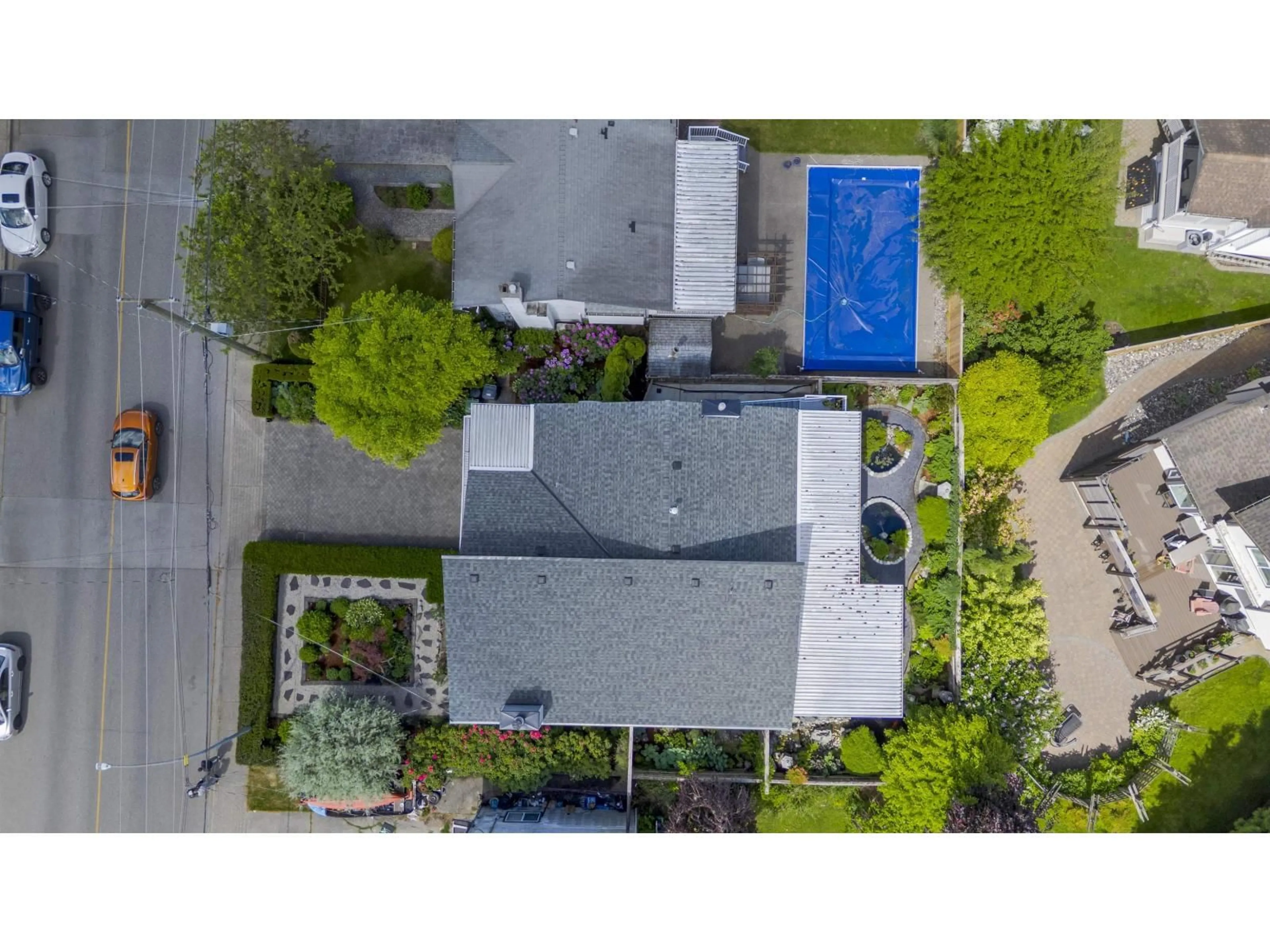 A pic from outside/outdoor area/front of a property/back of a property/a pic from drone, street for 9262 213 STREET, Langley British Columbia V1M1L2