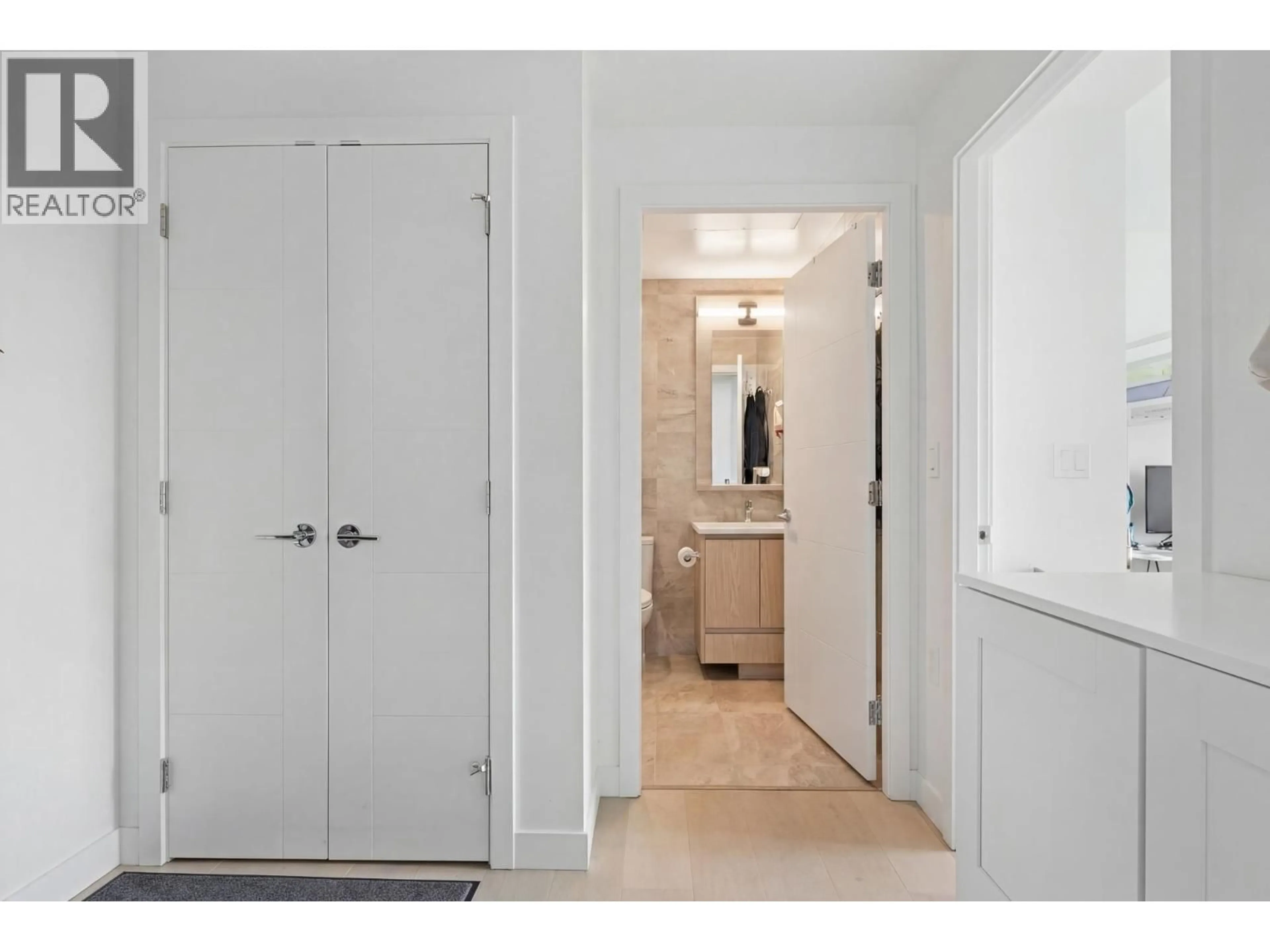 Indoor entryway for 606 - 4240 CAMBIE STREET, Vancouver British Columbia V5Z0K6
