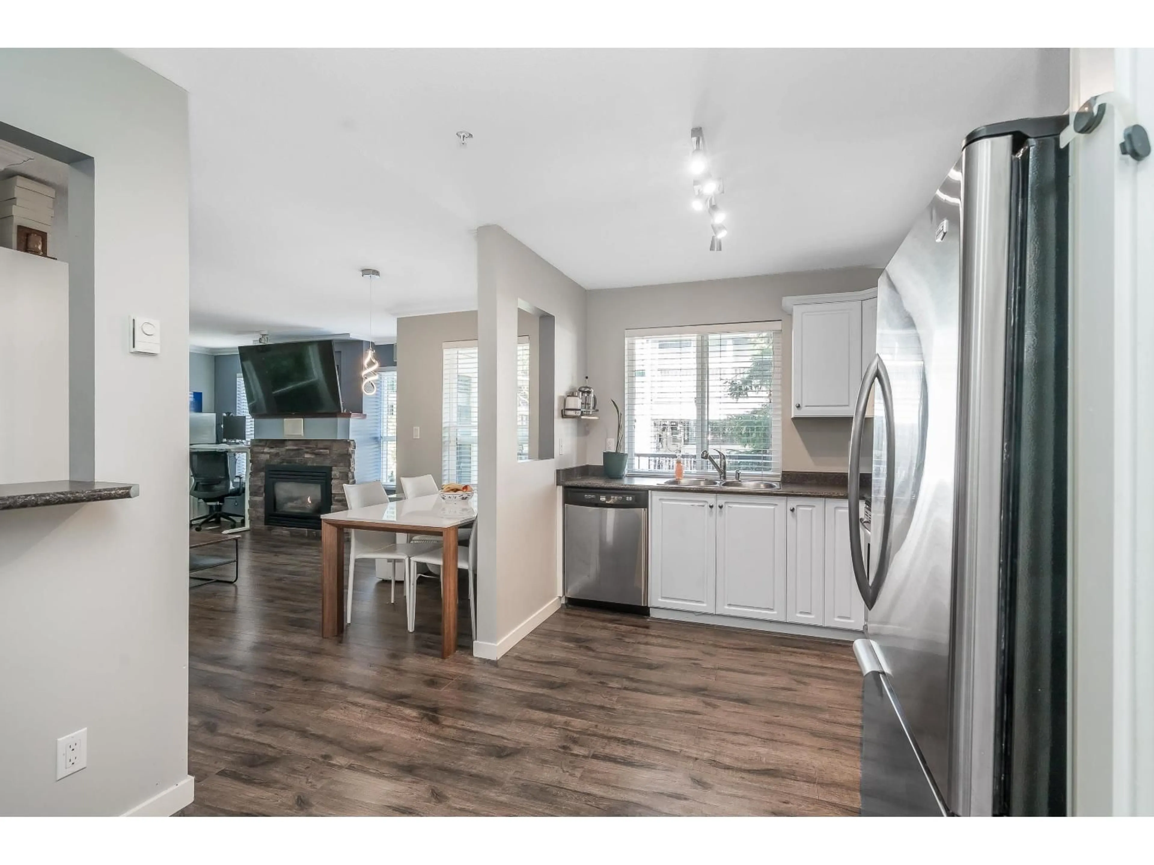Open concept kitchen, wood/laminate floor for 209 - 33480 GEORGE FERGUSON WAY, Abbotsford British Columbia V2S2L8
