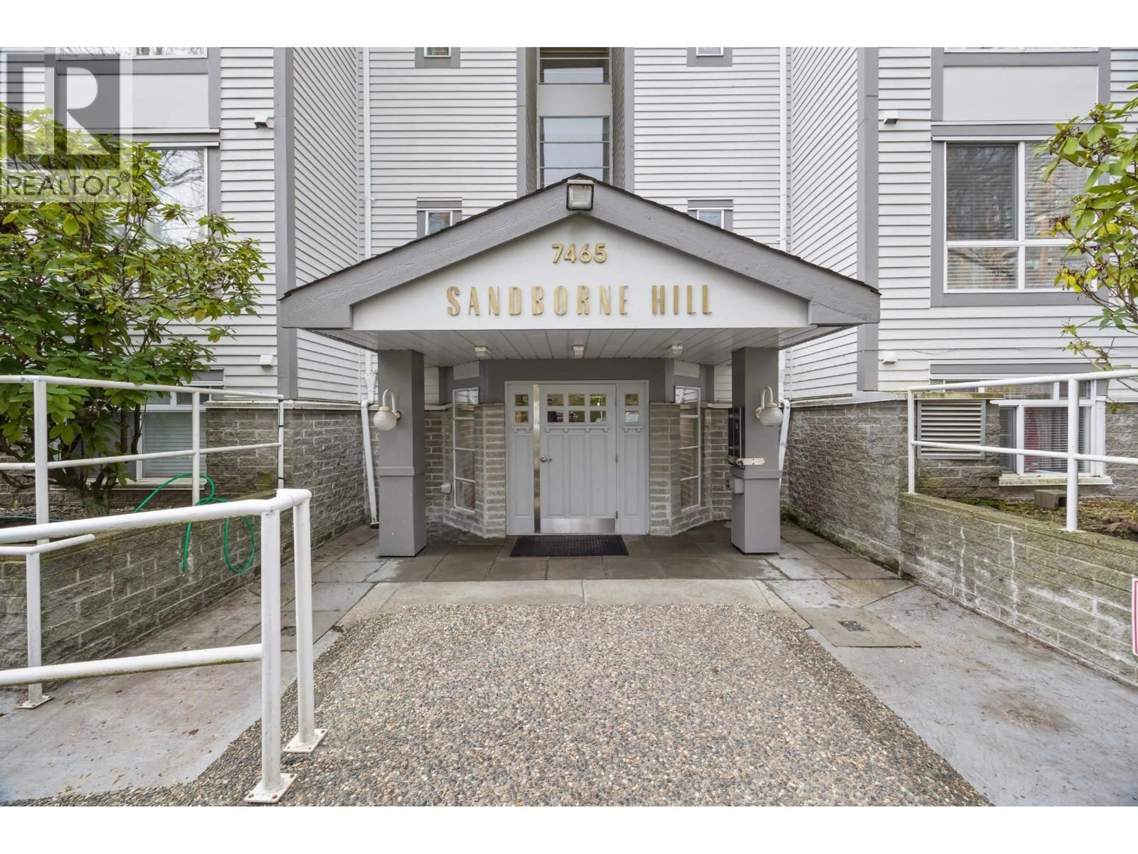 Indoor foyer for 205 - 7465 SANDBORNE AVENUE, Burnaby British Columbia V3N4W7