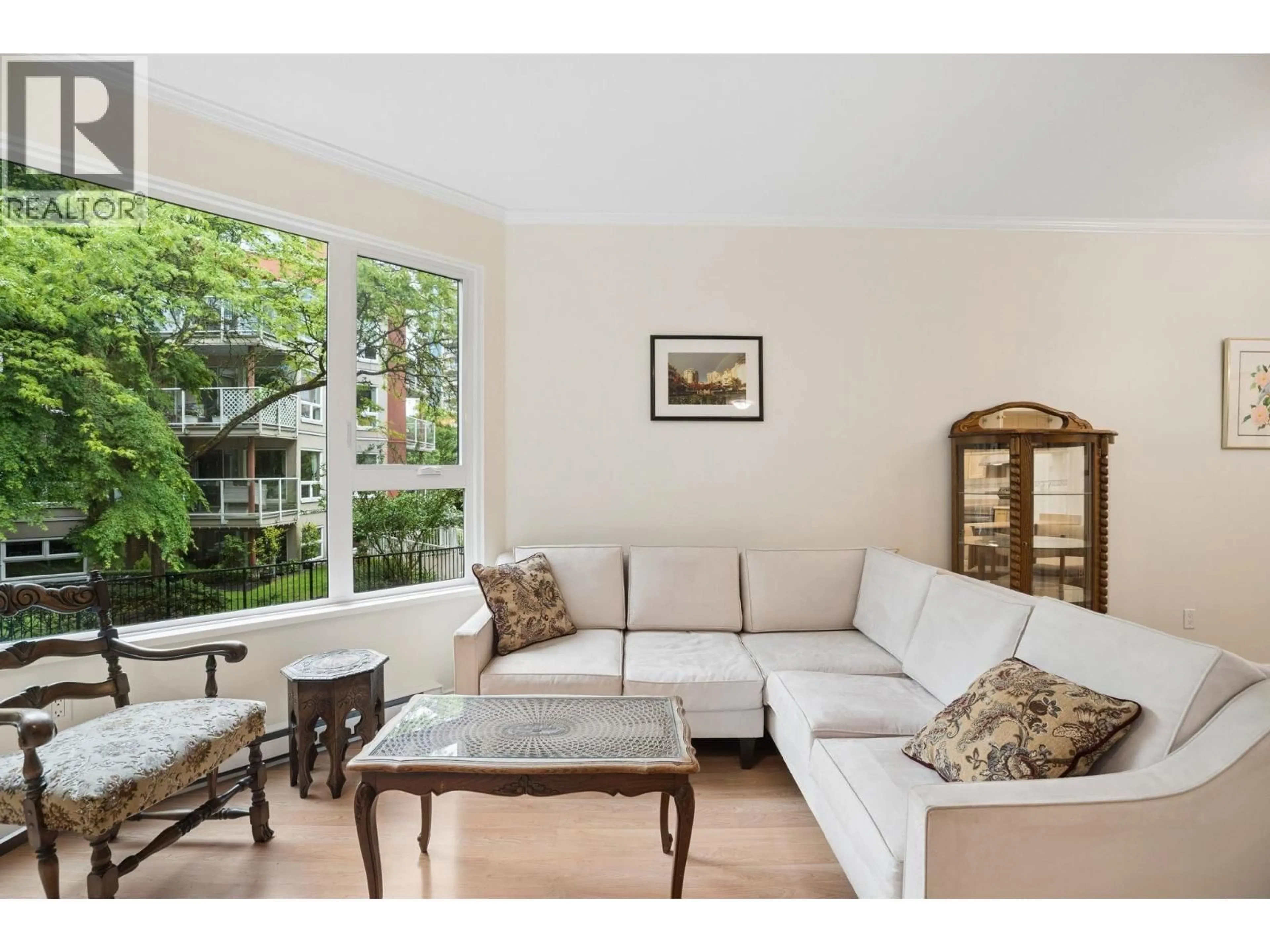 Living room with furniture, wood/laminate floor for 225 - 1150 QUAYSIDE DRIVE, New Westminster British Columbia V3M6E1