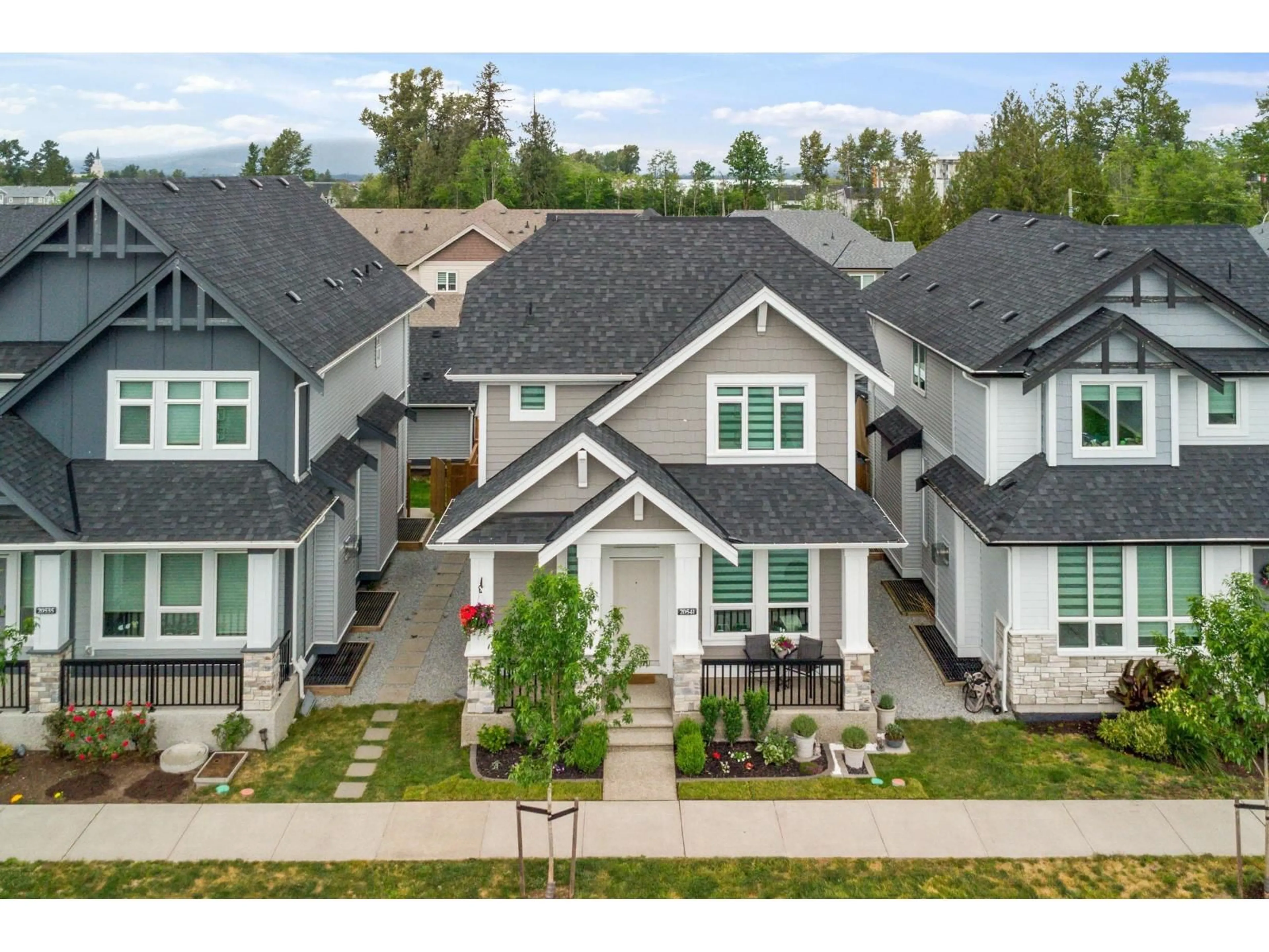 A pic from outside/outdoor area/front of a property/back of a property/a pic from drone, street for 20541 77B AVENUE, Langley British Columbia V2Y1X3