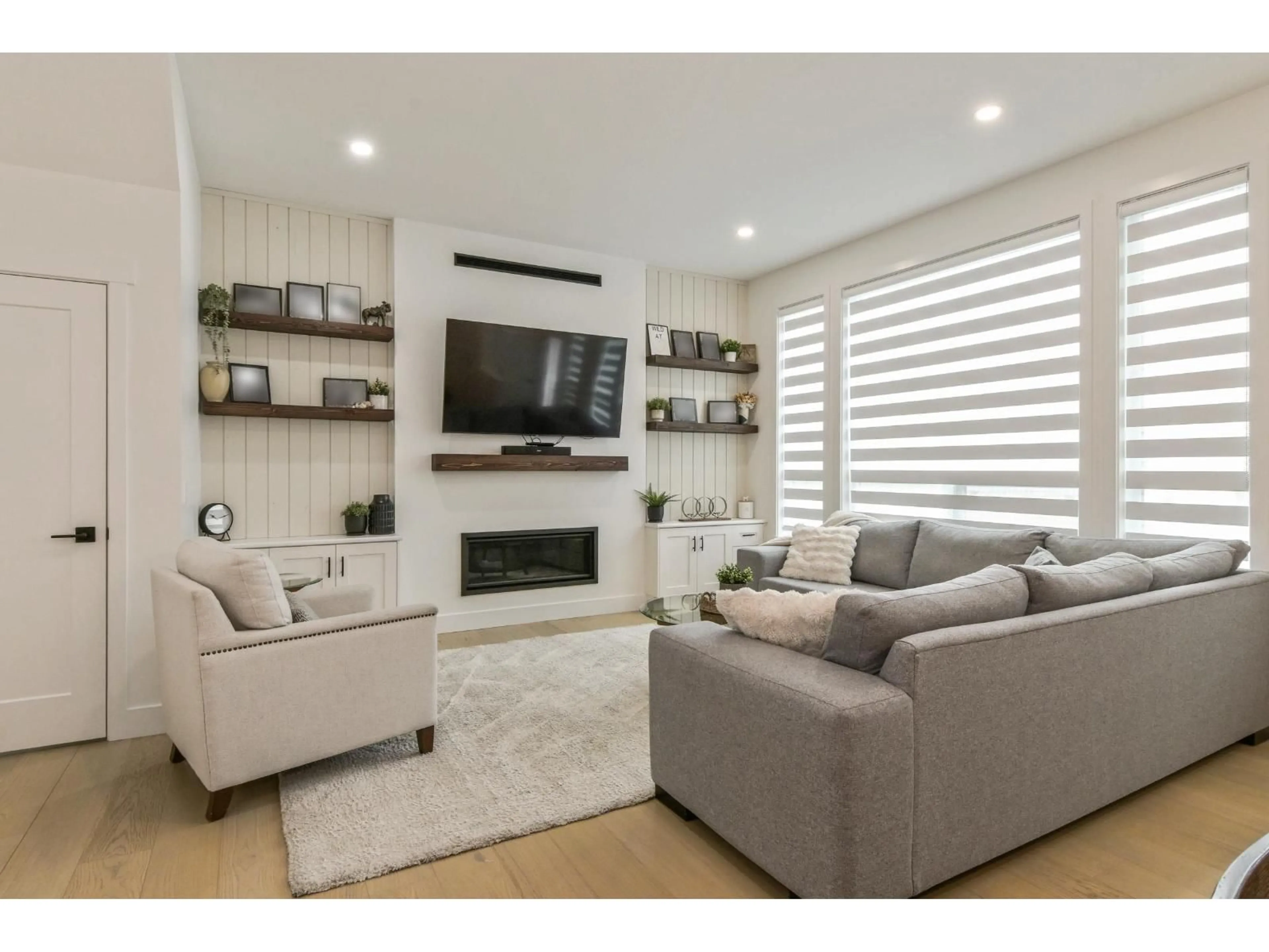 Living room with furniture, wood/laminate floor for 20541 77B AVENUE, Langley British Columbia V2Y1X3