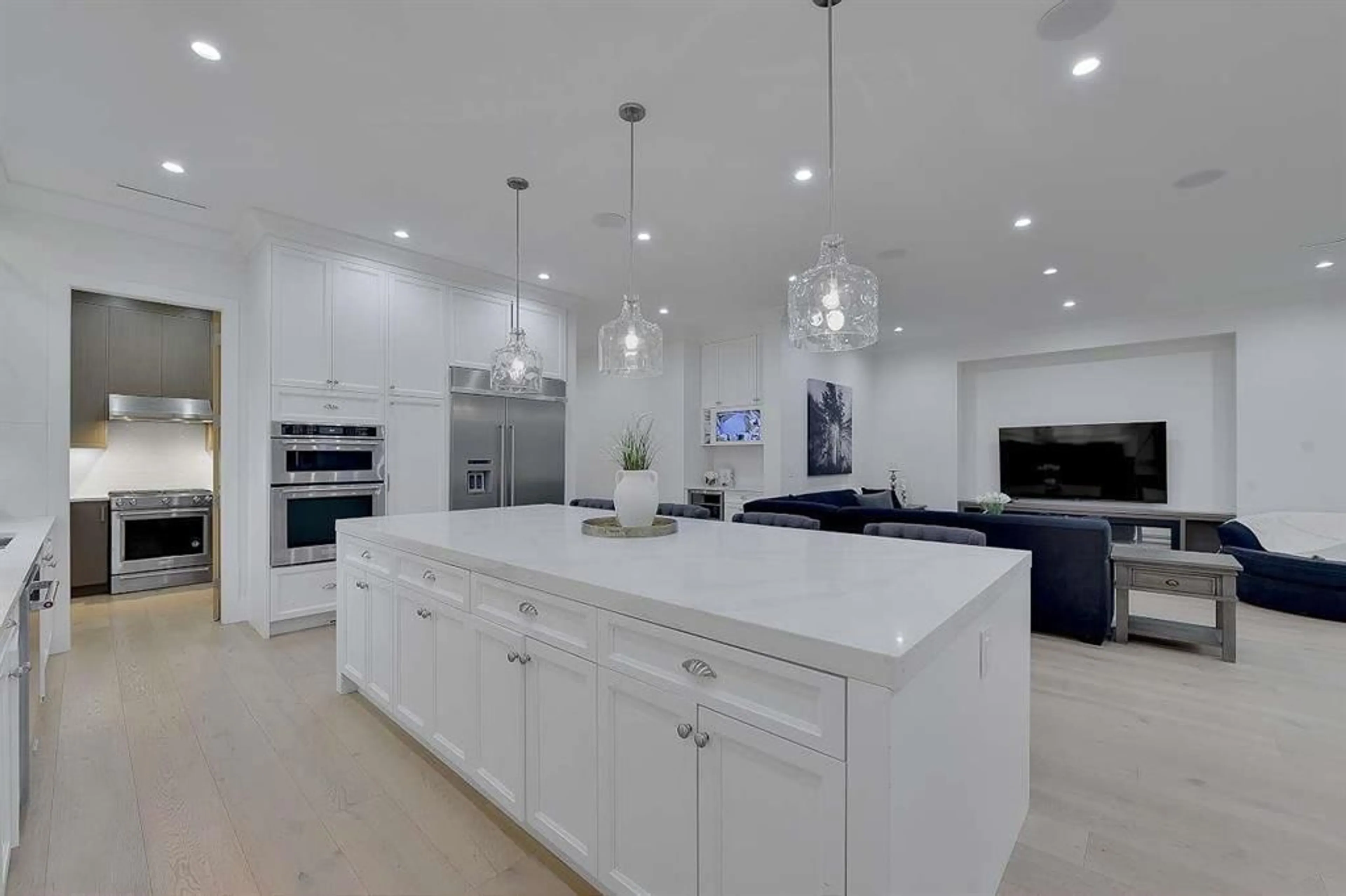 Open concept kitchen, ceramic/tile floor for 2071 156 STREET, Surrey British Columbia V4A4T9