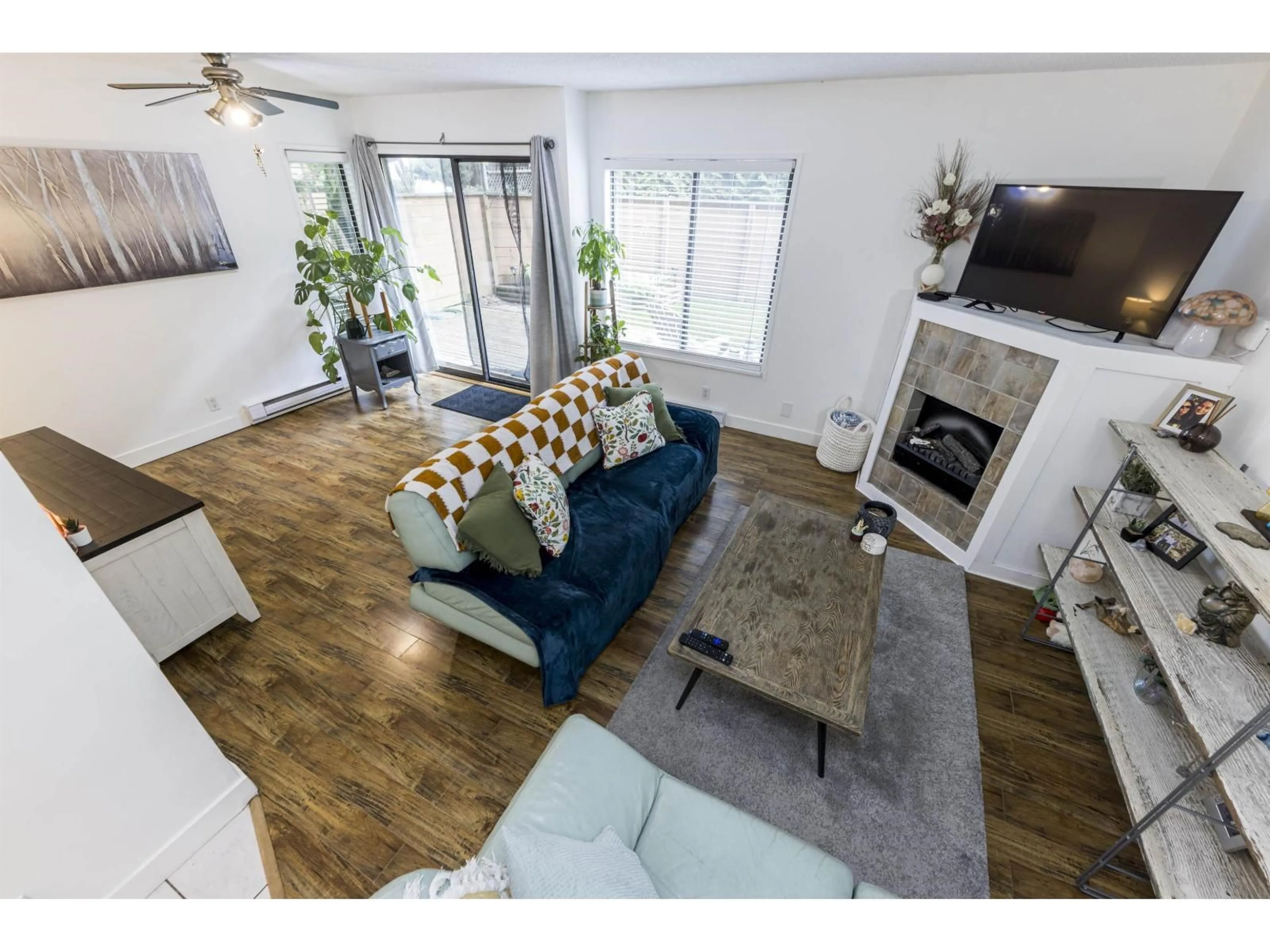 Living room with furniture, wood/laminate floor for 100 - 10620 150 STREET, Surrey British Columbia V3R7R9
