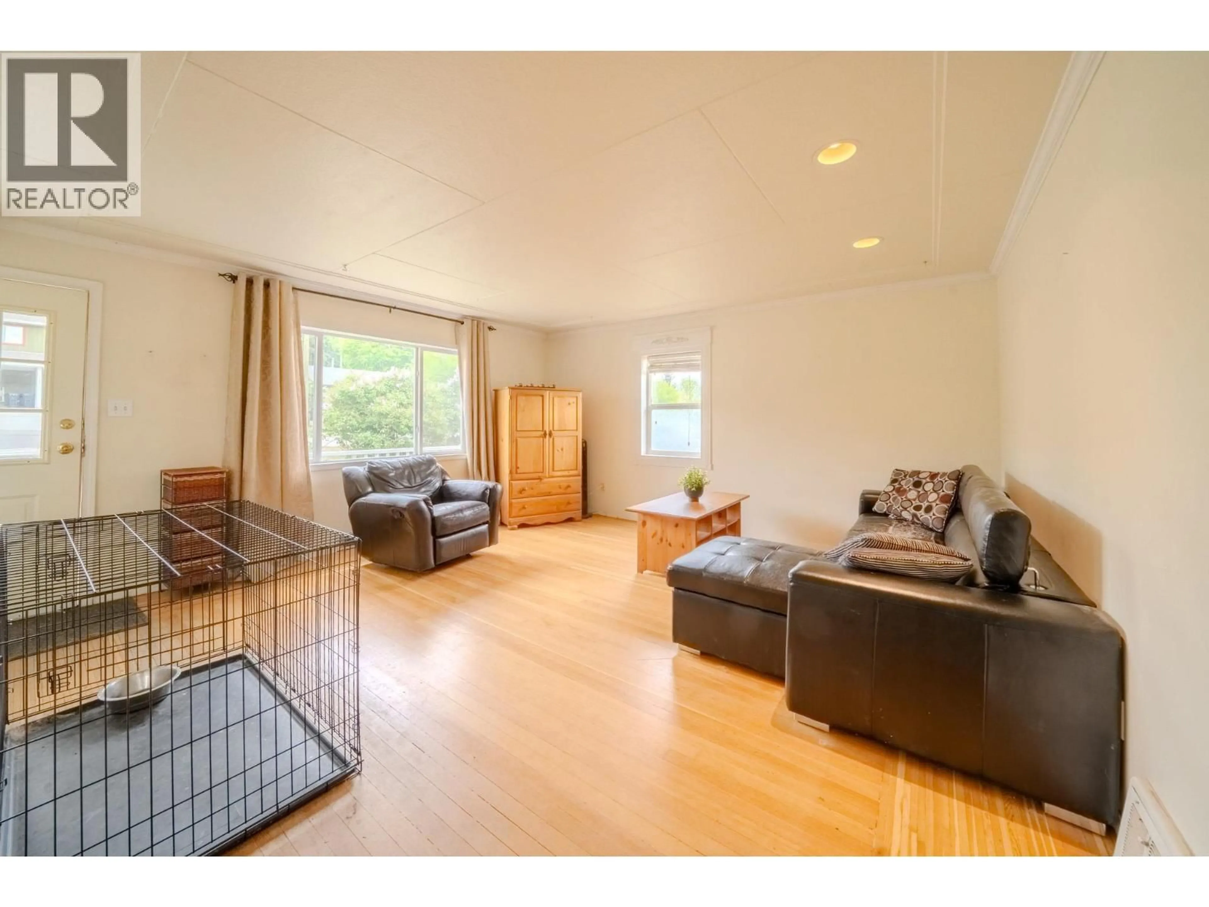 Living room with furniture, wood/laminate floor for 395 FIRST AVENUE, Williams Lake British Columbia V2G1Z1
