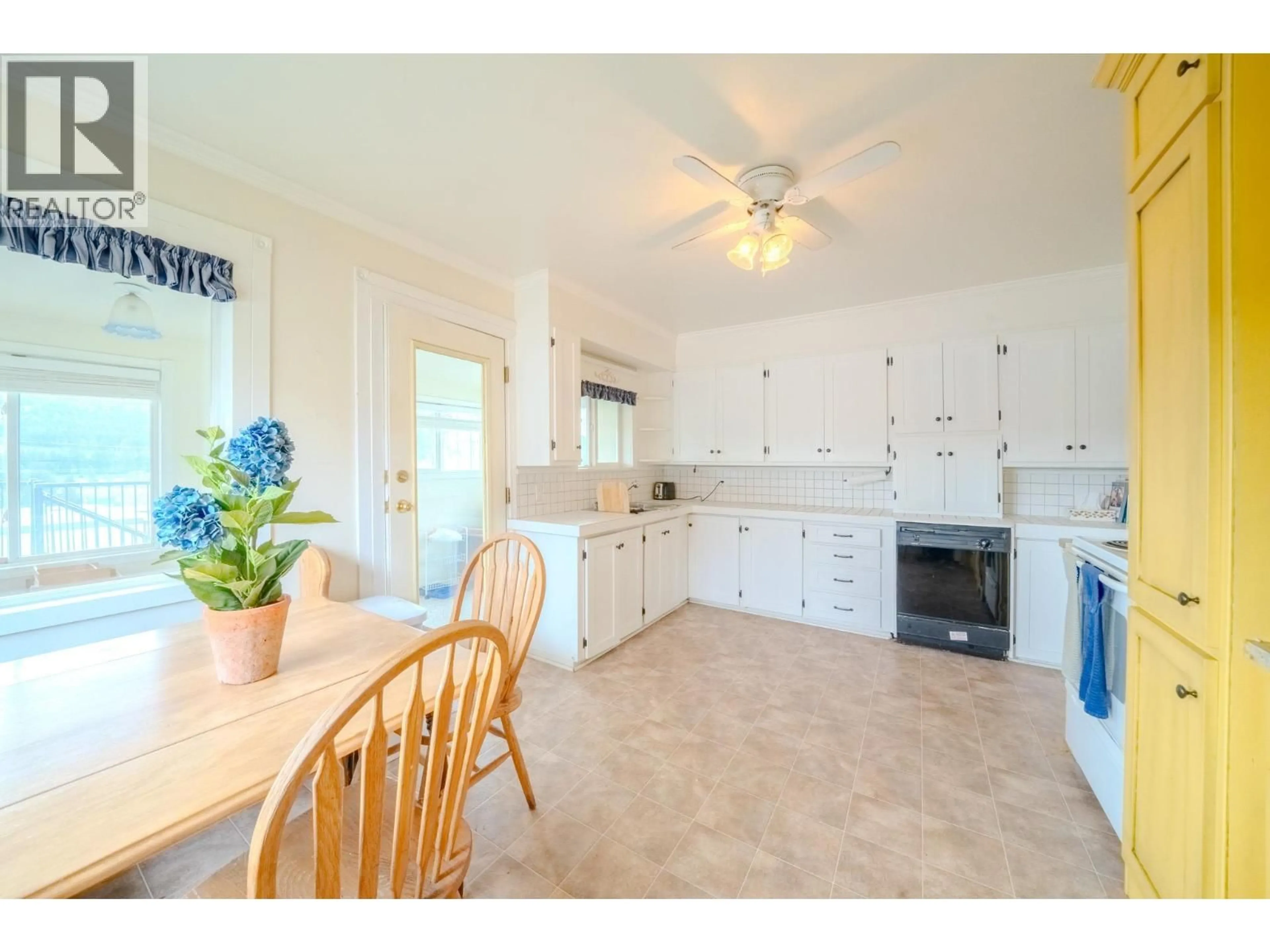 Open concept kitchen, ceramic/tile floor for 395 FIRST AVENUE, Williams Lake British Columbia V2G1Z1
