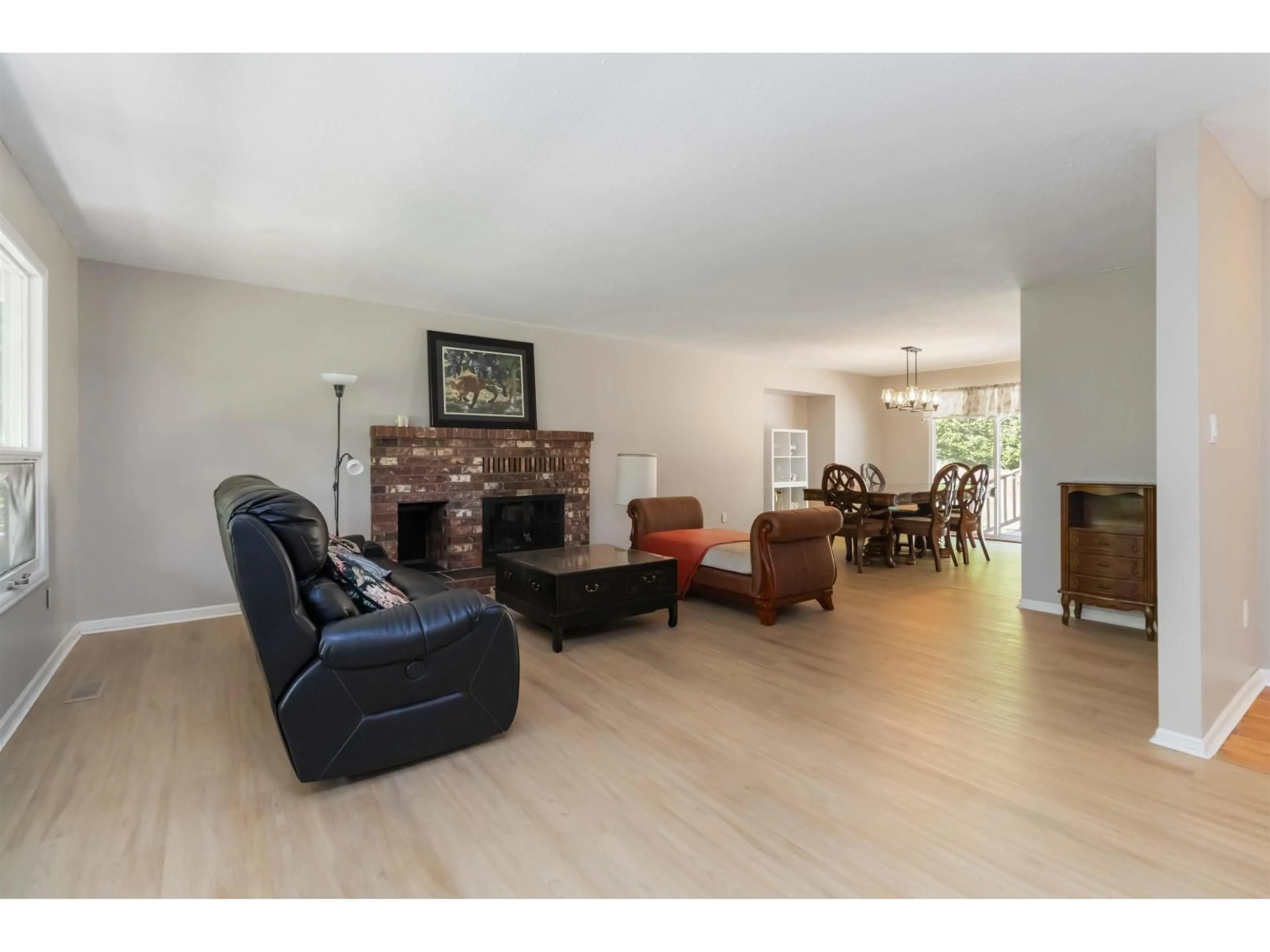 Living room with furniture, wood/laminate floor for 31747 VIEWCREST AVENUE, Mission British Columbia V4S1E7