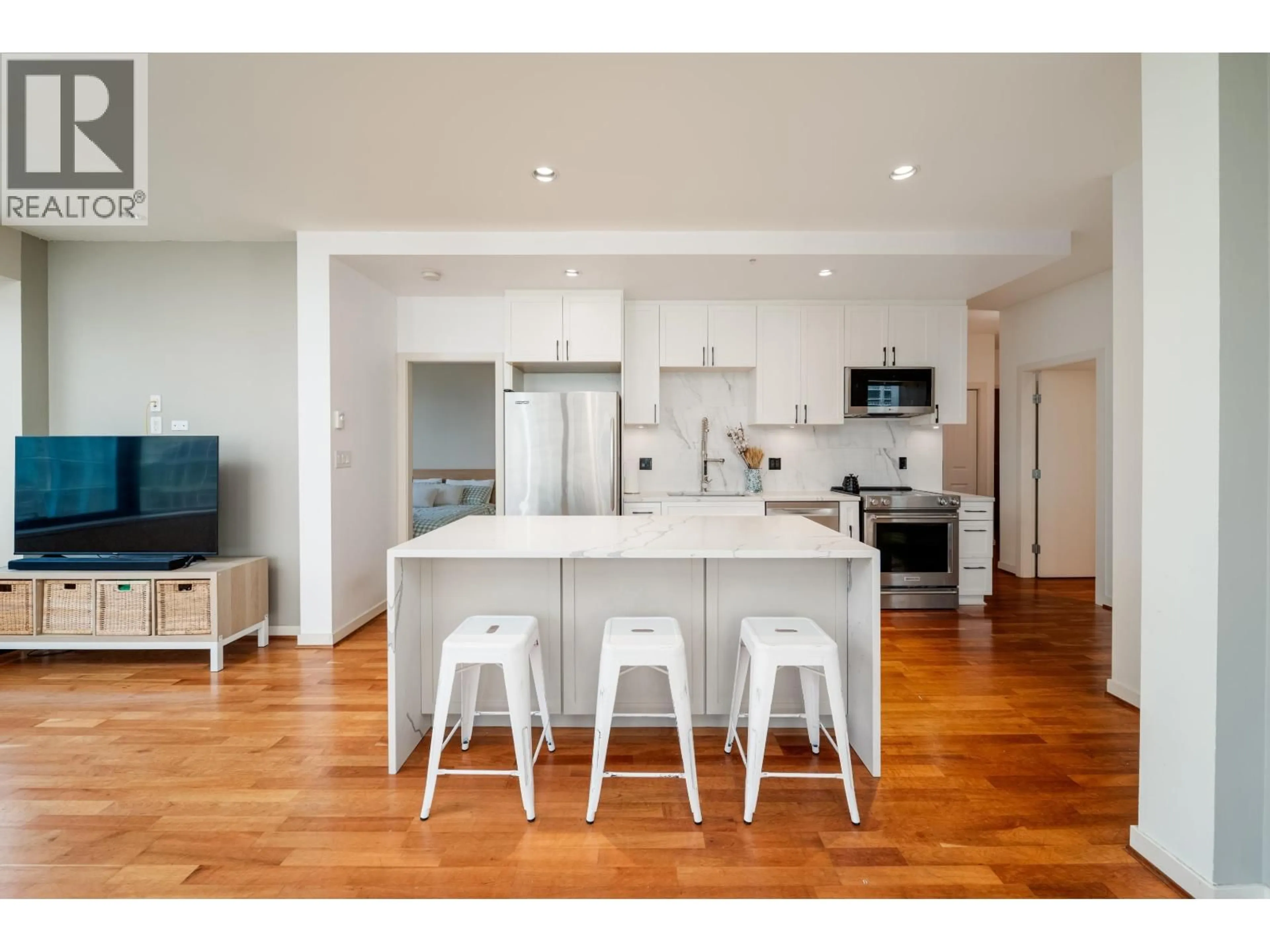 Open concept kitchen, wood/laminate floor for 502 - 1333 GEORGIA STREET, Vancouver British Columbia V6E4V3