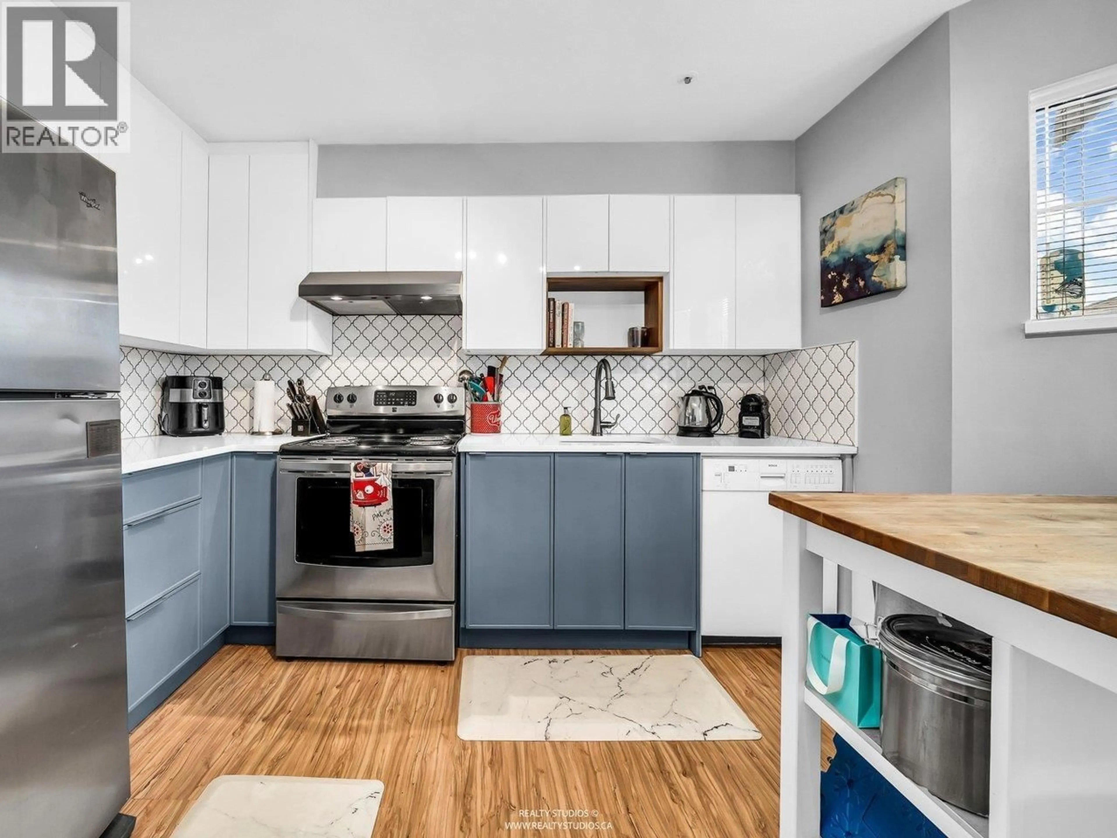 Open concept kitchen, ceramic/tile floor for 1 - 12188 HARRIS ROAD, Pitt Meadows British Columbia V3Y2N3
