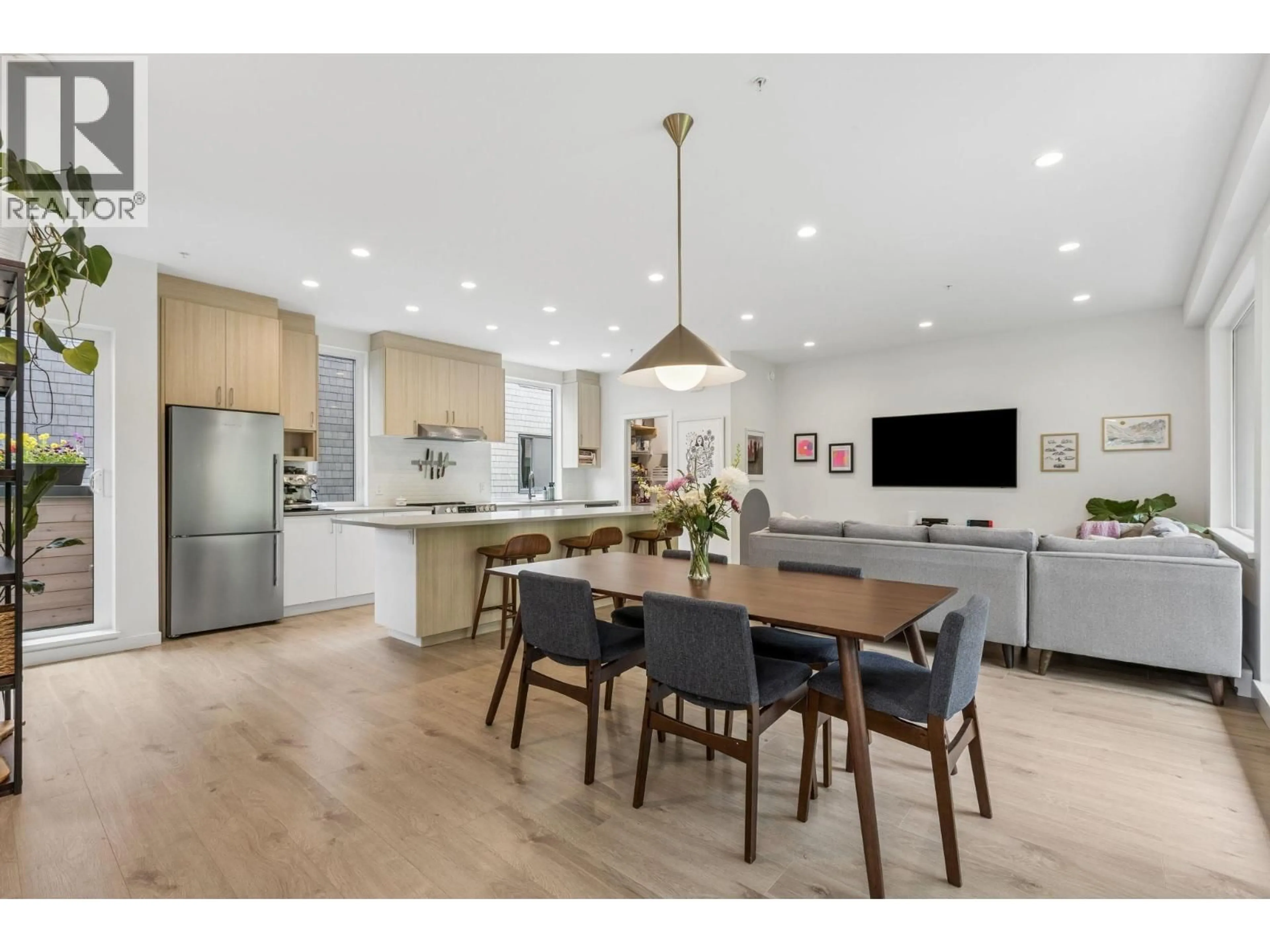 Open concept kitchen, wood/laminate floor for 9 - 1089 WILSON CRESCENT, Squamish British Columbia V8B0M4