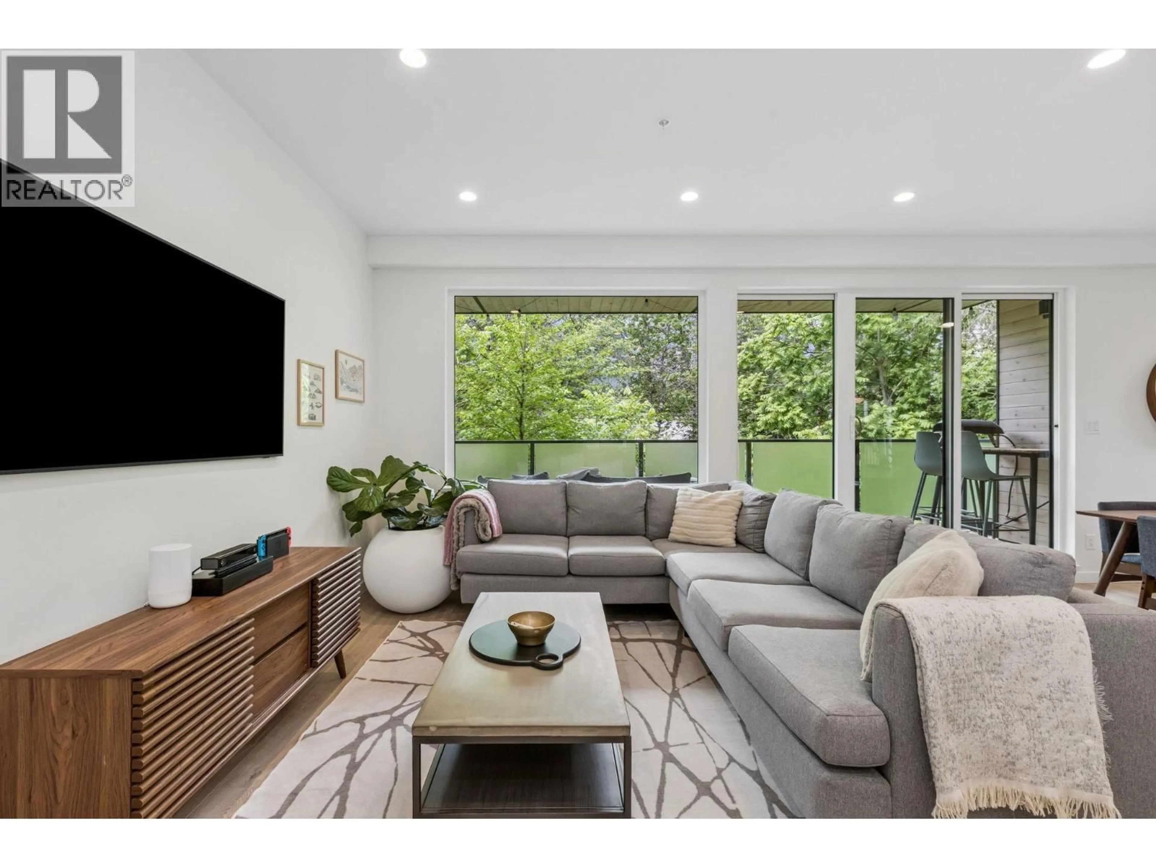 Living room with furniture, wood/laminate floor for 9 - 1089 WILSON CRESCENT, Squamish British Columbia V8B0M4