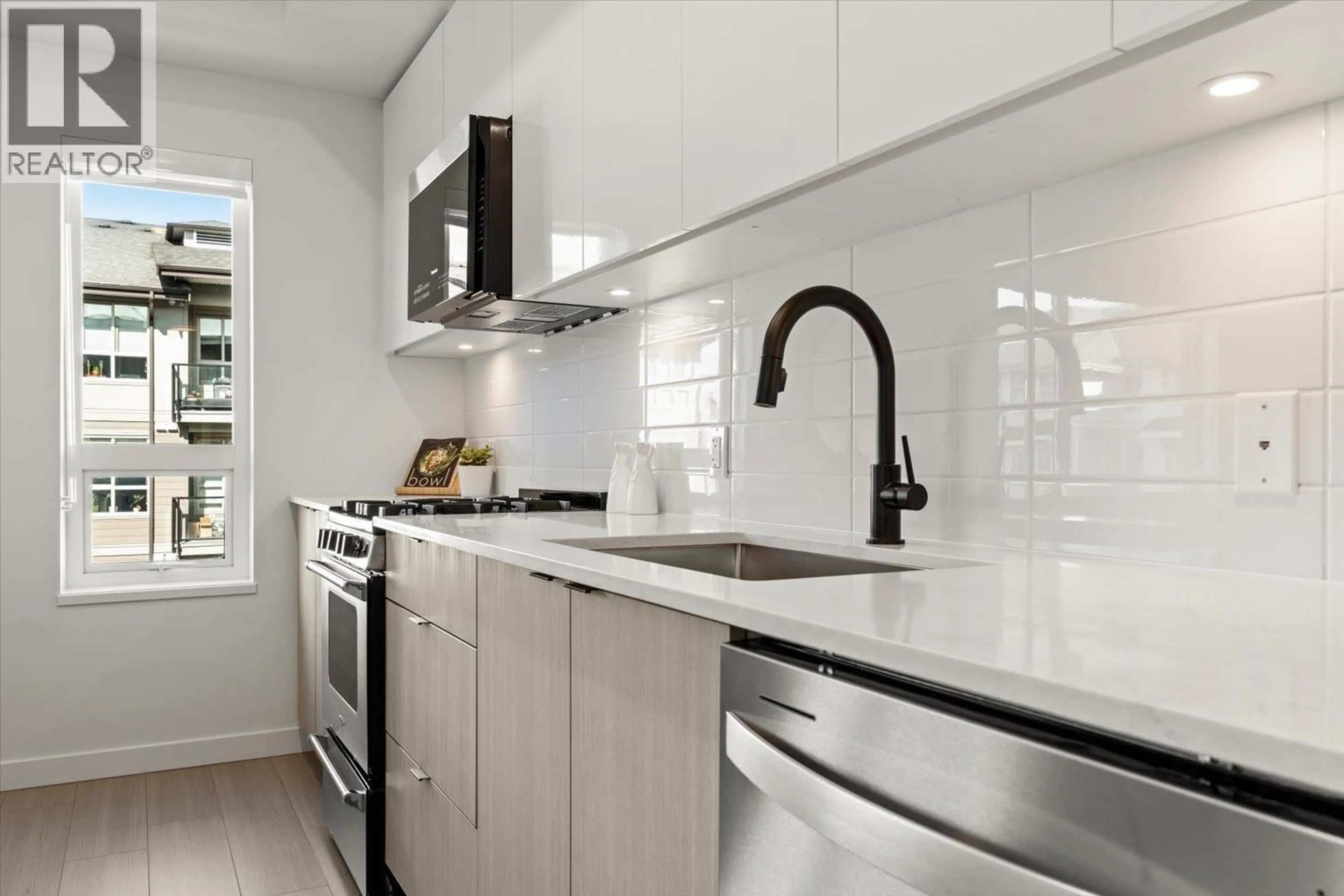 Contemporary kitchen, ceramic/tile floor for 204 - 2277 HAWTHORNE AVENUE, Port Coquitlam British Columbia V3C1W7