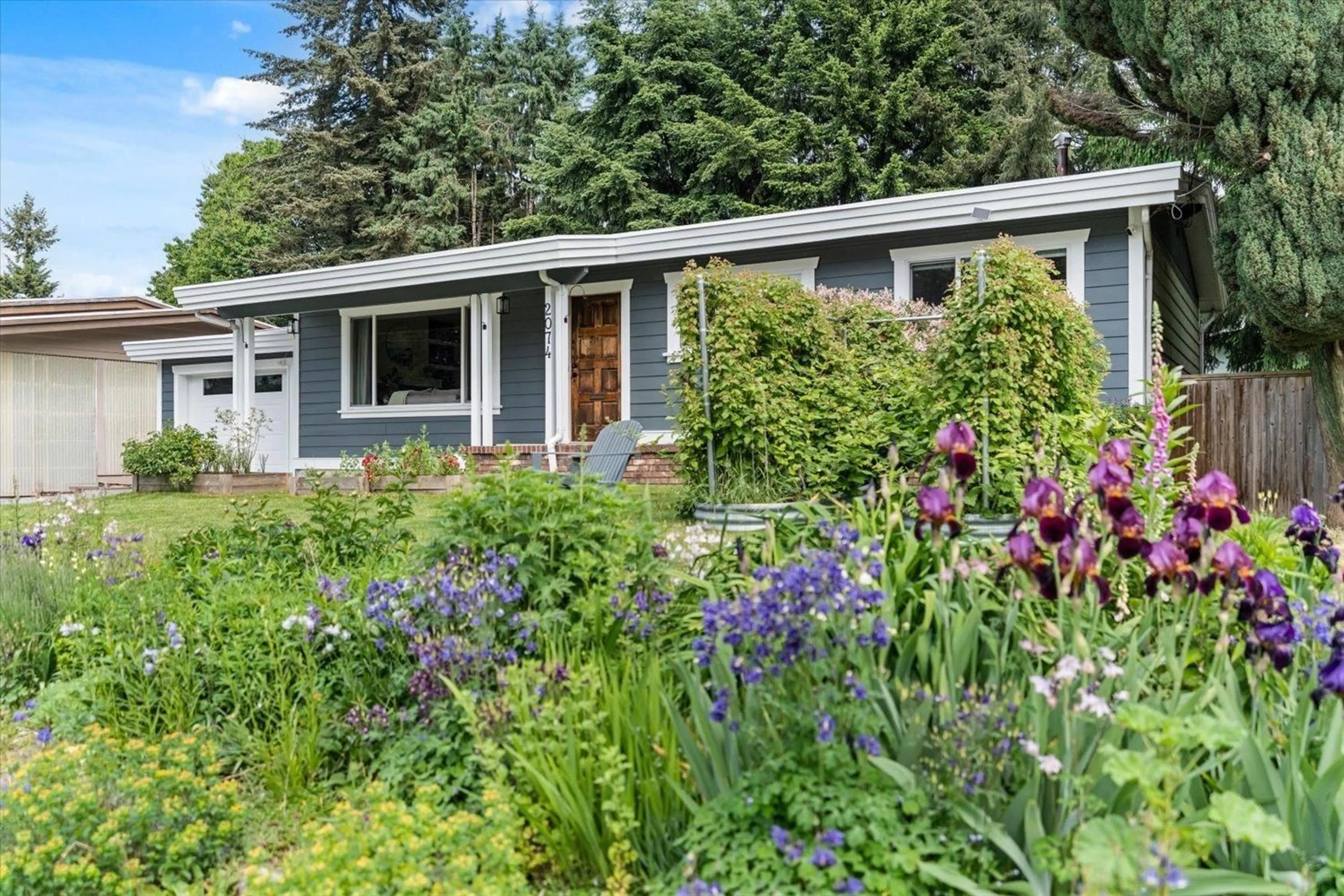 Home with vinyl exterior material, street for 2074 BEAVER STREET, Abbotsford British Columbia V2T3C6