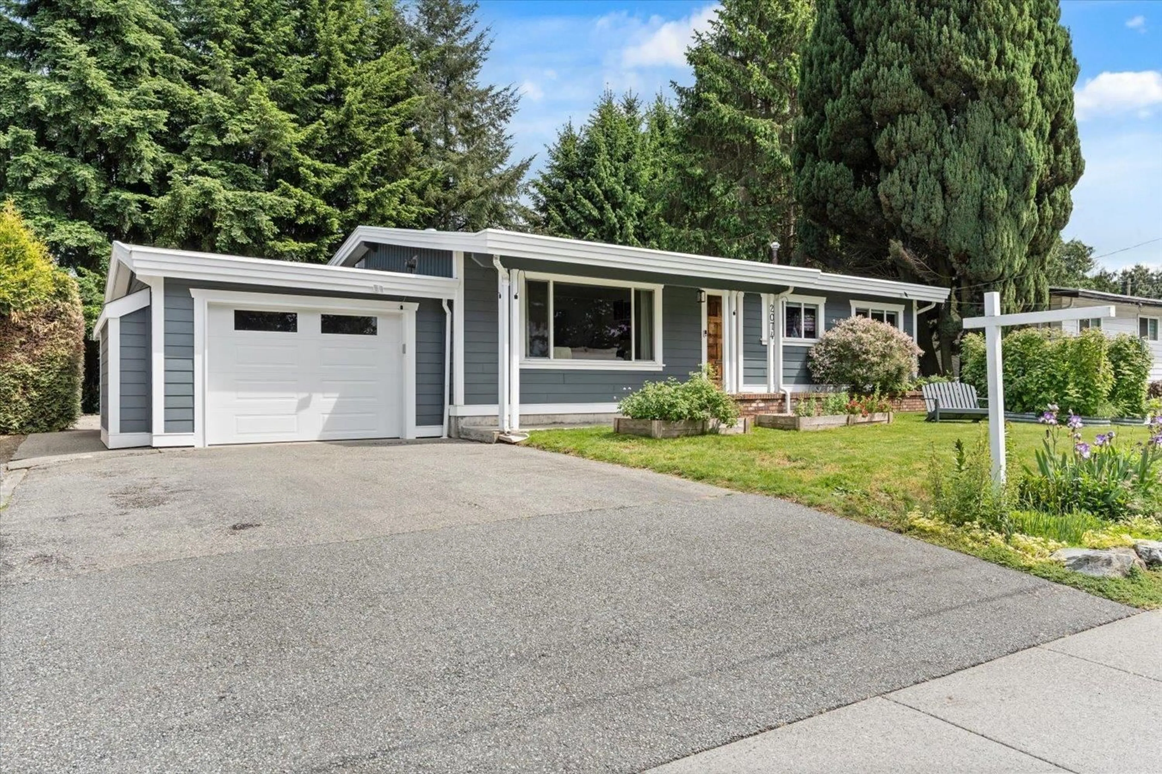 Home with vinyl exterior material, street for 2074 BEAVER STREET, Abbotsford British Columbia V2T3C6