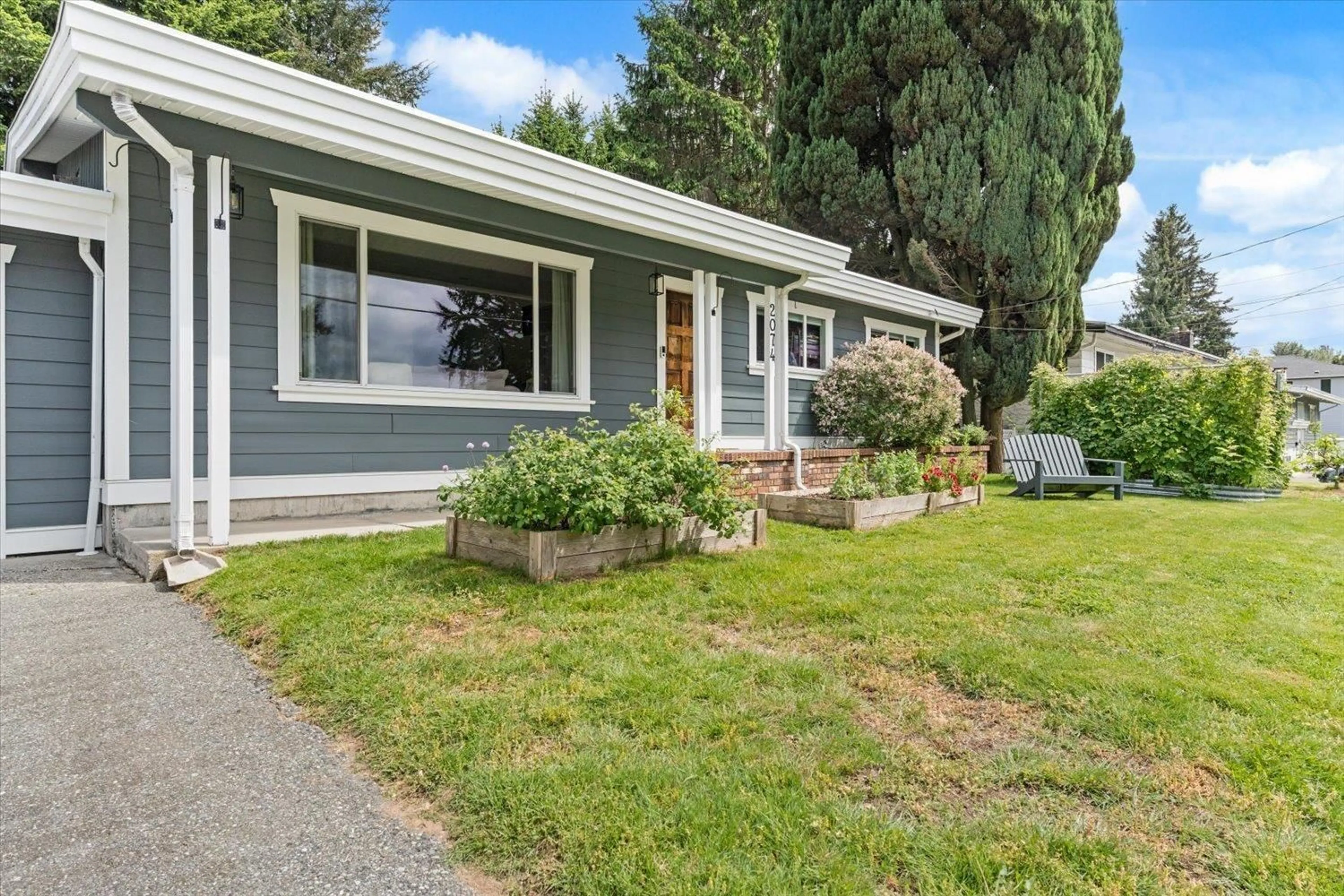 Home with vinyl exterior material, street for 2074 BEAVER STREET, Abbotsford British Columbia V2T3C6