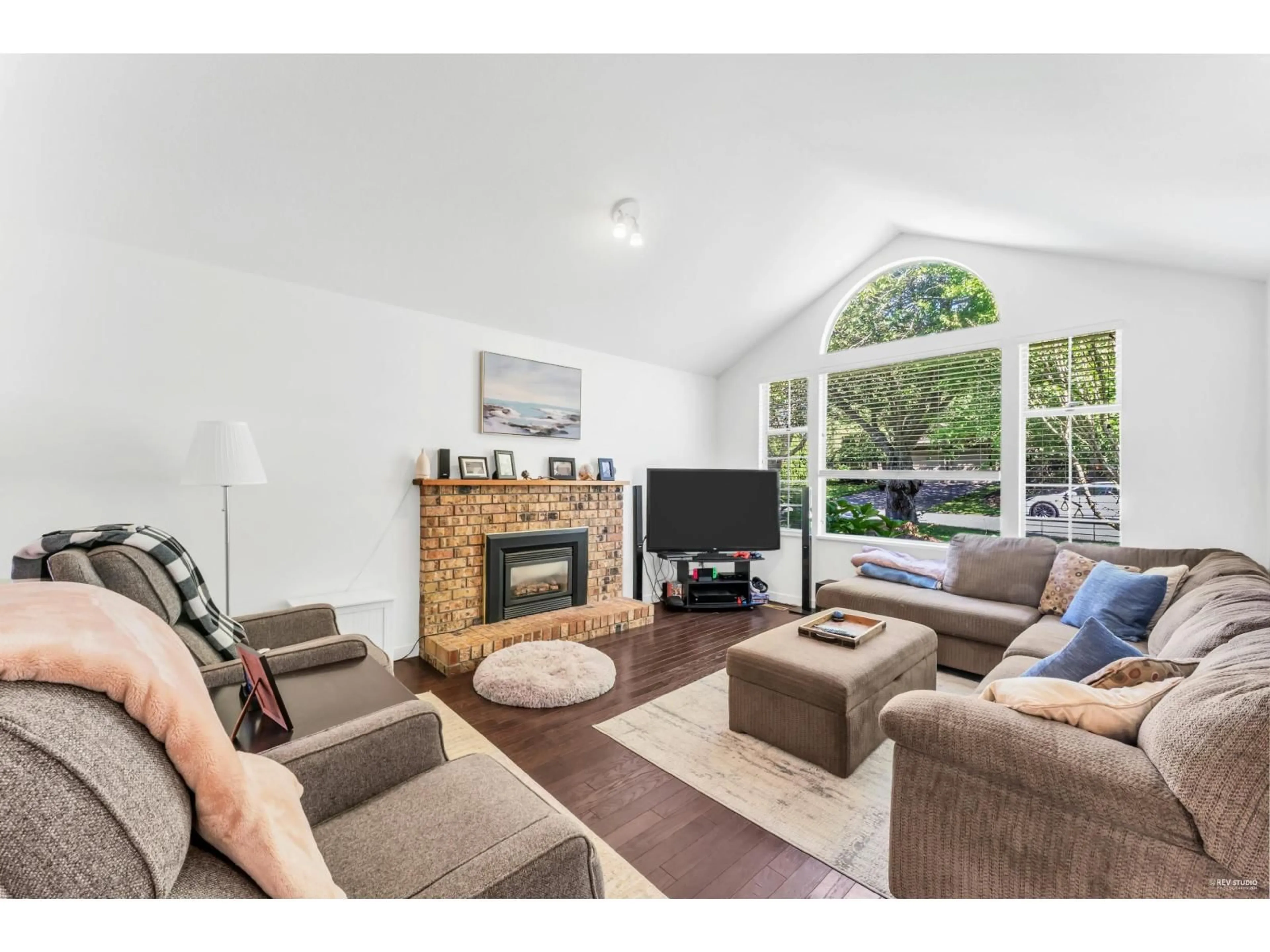 Living room with furniture, wood/laminate floor for 1055 163A STREET, Surrey British Columbia V4A8B3