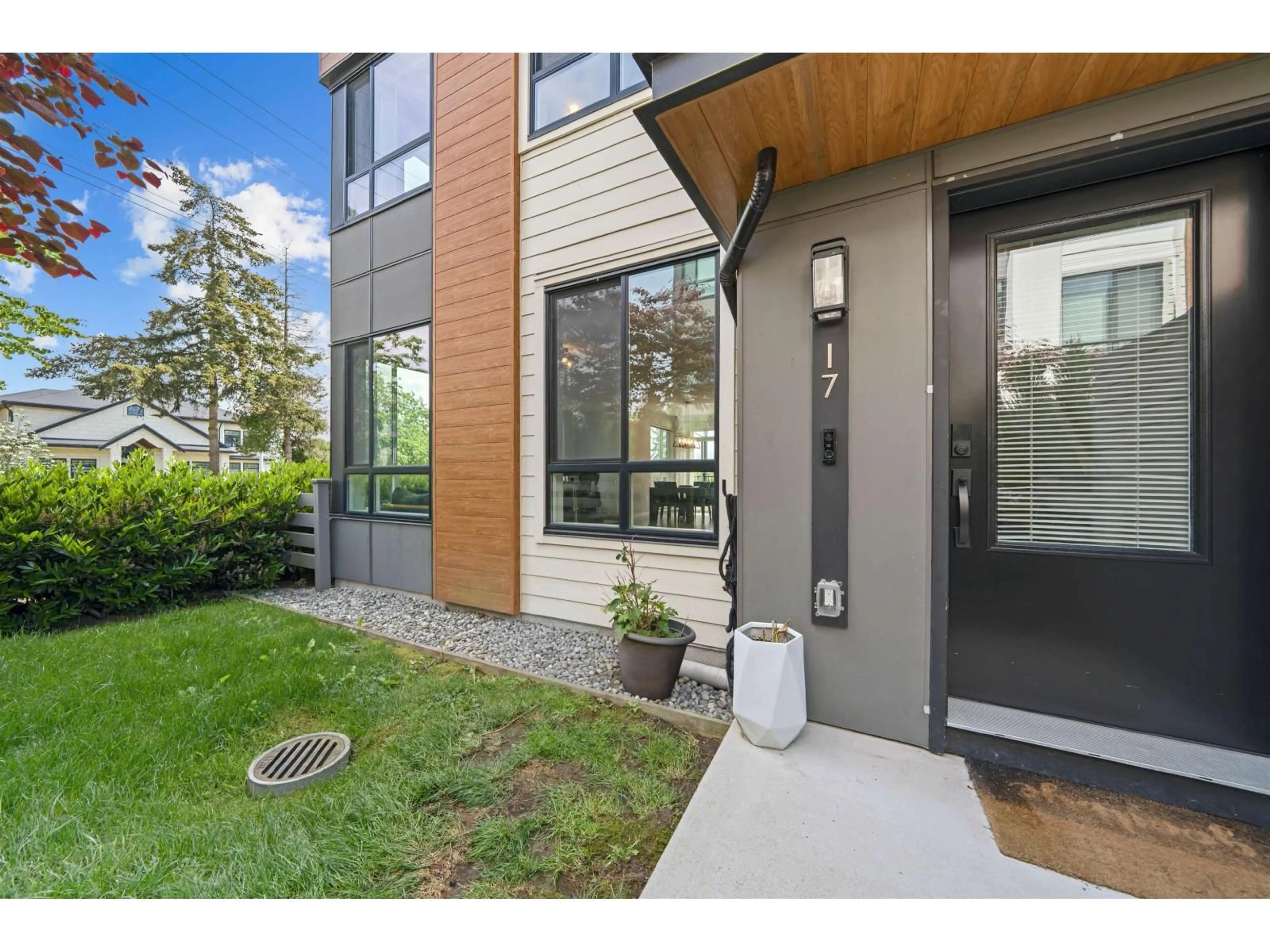 Indoor entryway for 17 - 15151 EDMUND DRIVE, Surrey British Columbia V3S0B2