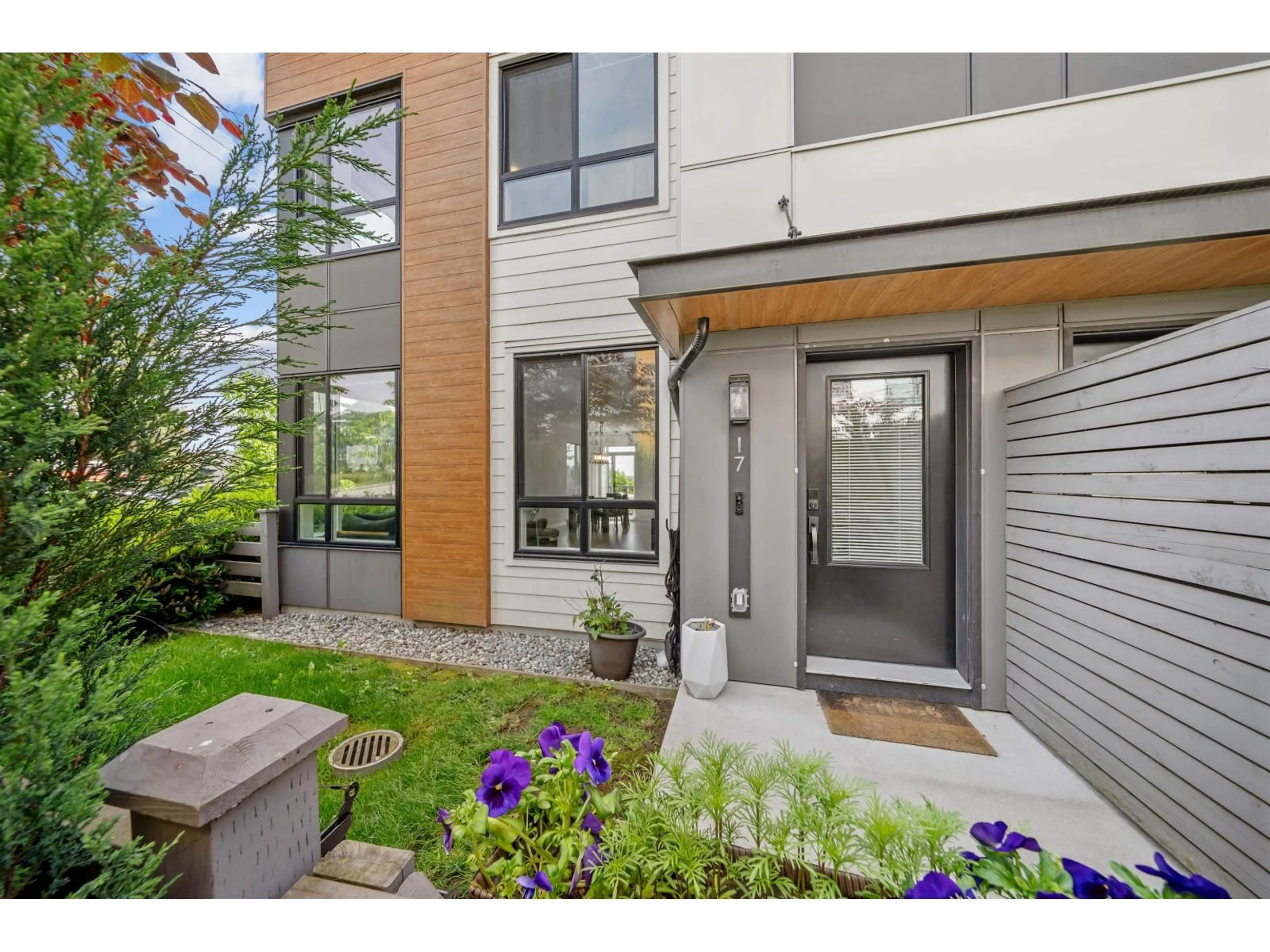 Indoor entryway for 17 - 15151 EDMUND DRIVE, Surrey British Columbia V3S0B2