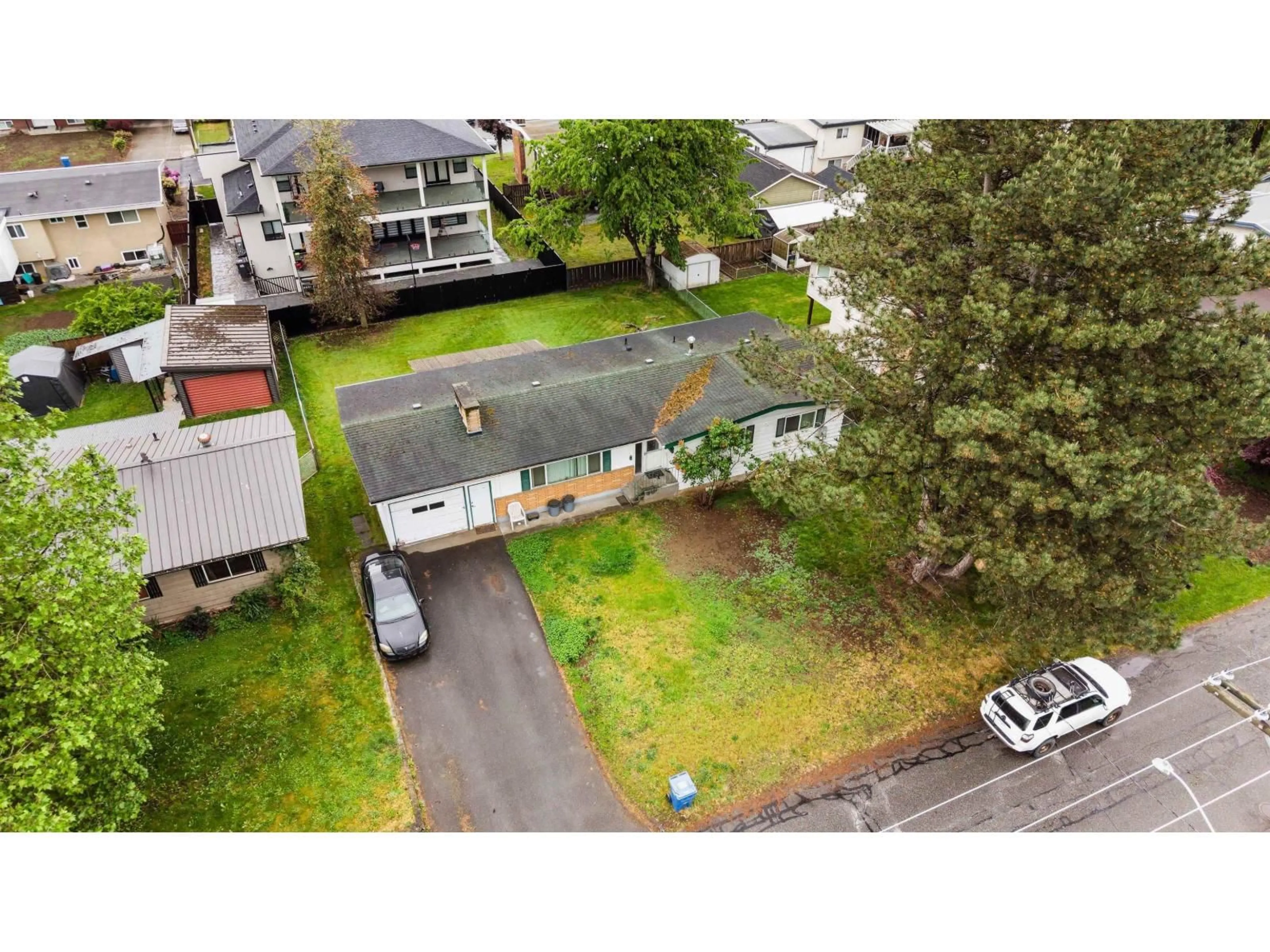 A pic from outside/outdoor area/front of a property/back of a property/a pic from drone, street for 2141 LYNDEN STREET, Abbotsford British Columbia V2T3B6