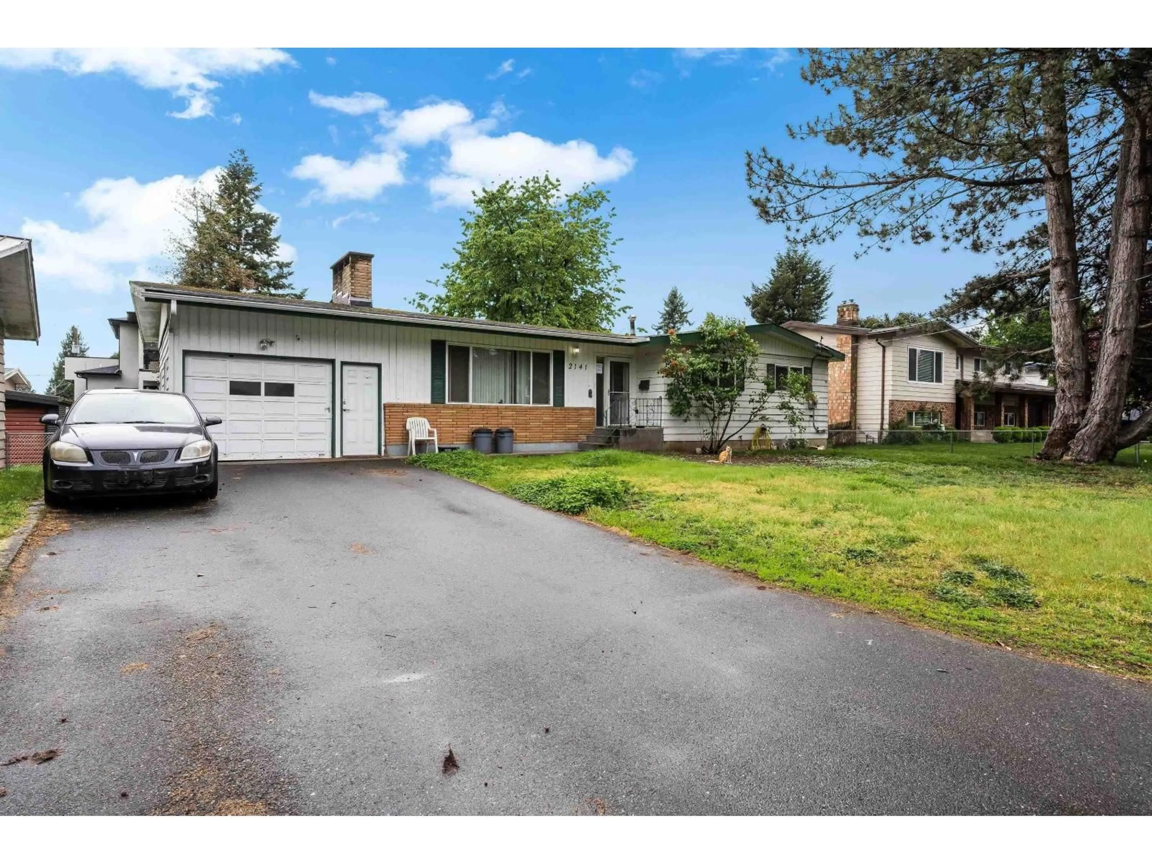 A pic from outside/outdoor area/front of a property/back of a property/a pic from drone, street for 2141 LYNDEN STREET, Abbotsford British Columbia V2T3B6