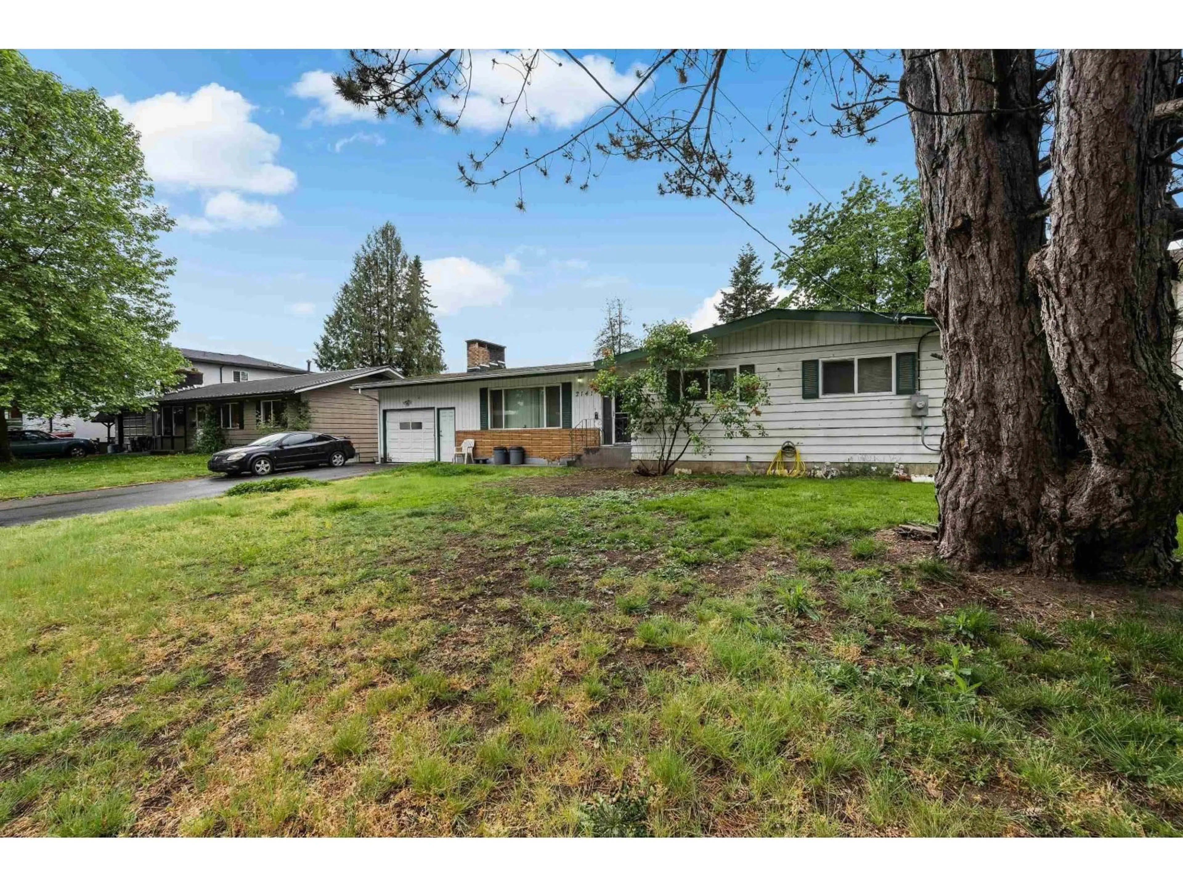 A pic from outside/outdoor area/front of a property/back of a property/a pic from drone, street for 2141 LYNDEN STREET, Abbotsford British Columbia V2T3B6