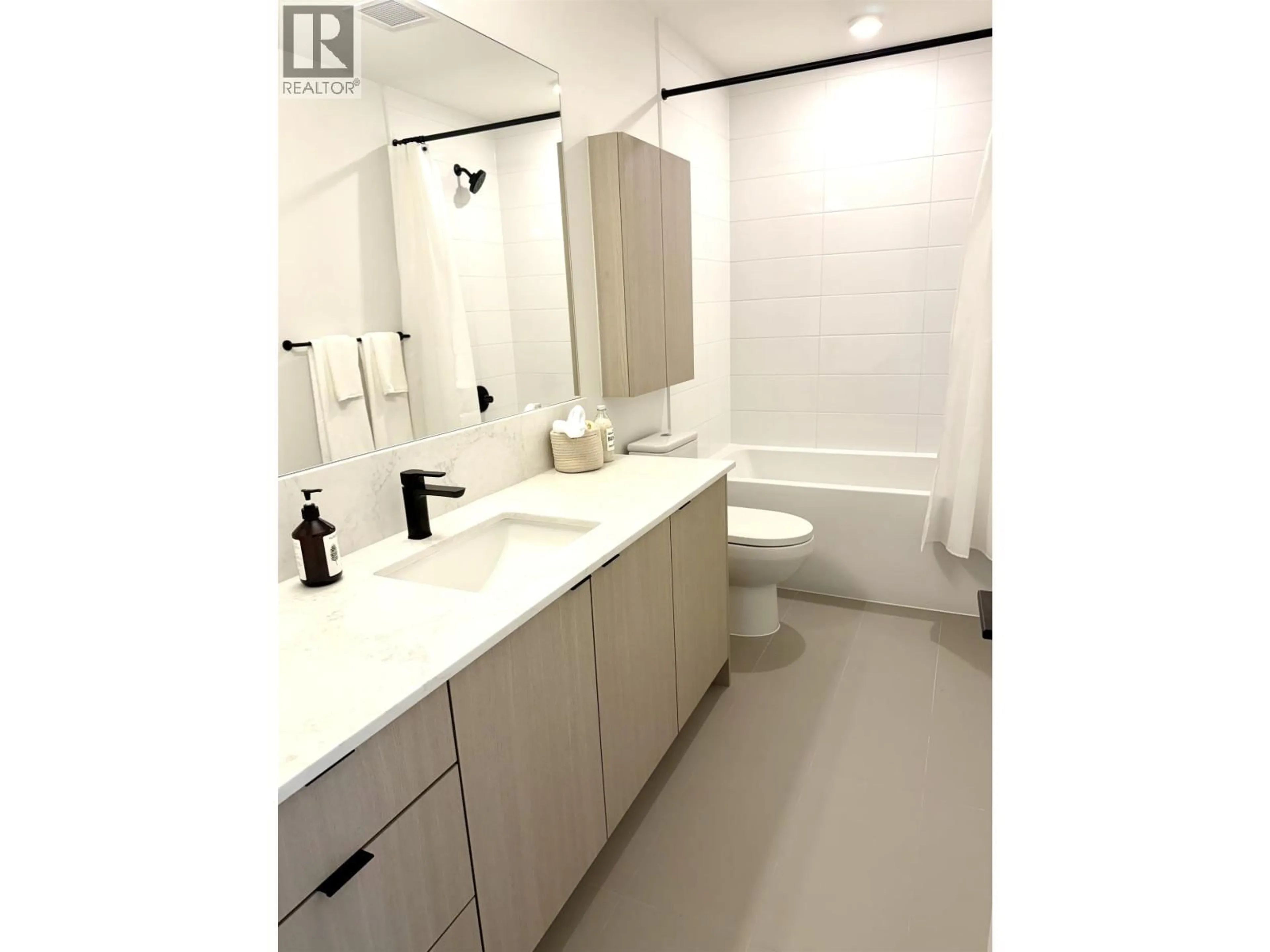 Contemporary bathroom, ceramic/tile floor for 202 - 2277 HAWTHORNE AVENUE, Port Coquitlam British Columbia V3C1W7