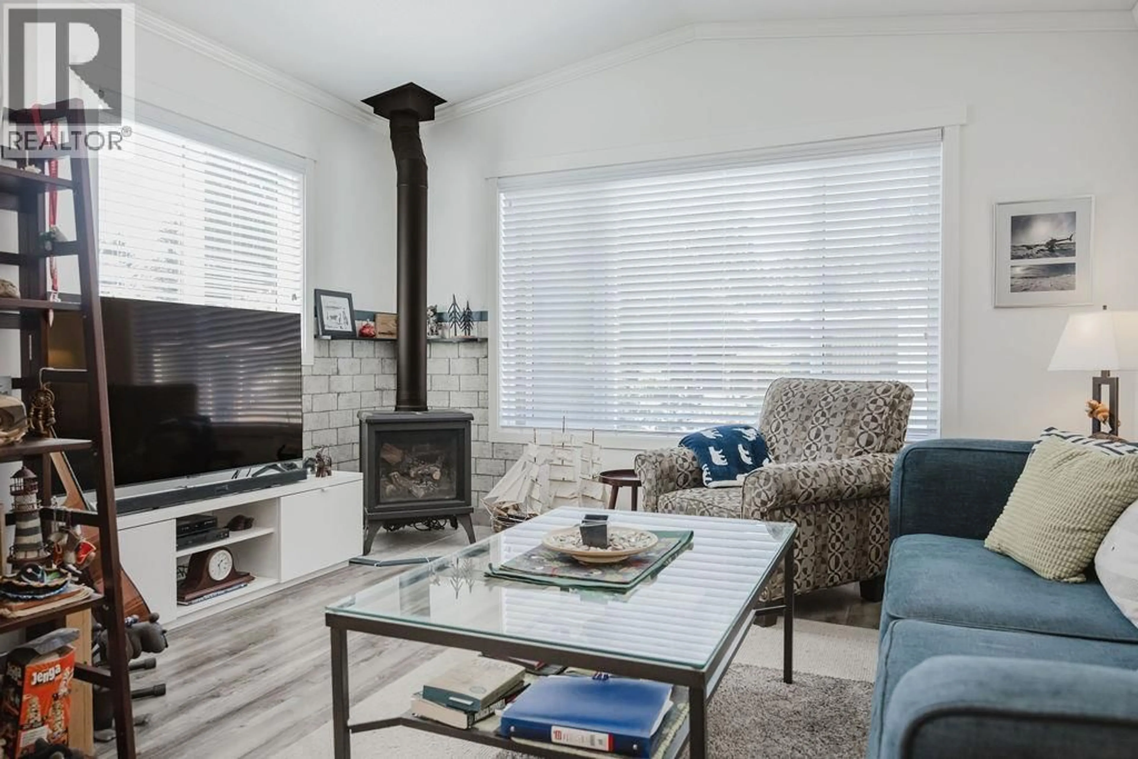 Living room with furniture, unknown for 13 - 4496 SUNSHINE COAST HIGHWAY, Sechelt British Columbia V7Z0C3