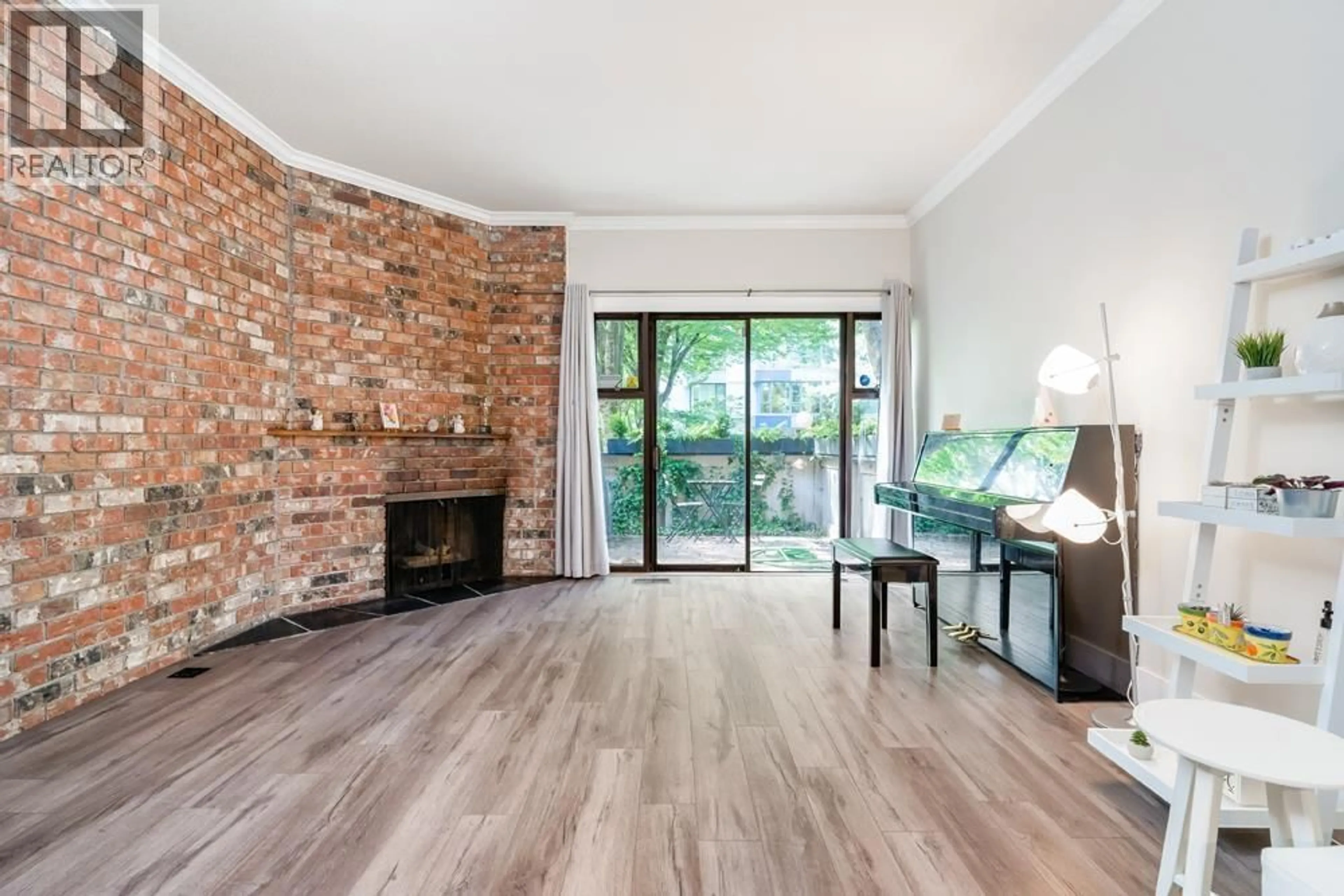 Living room with furniture, wood/laminate floor for 5416 YEW STREET, Vancouver British Columbia V6M3X8