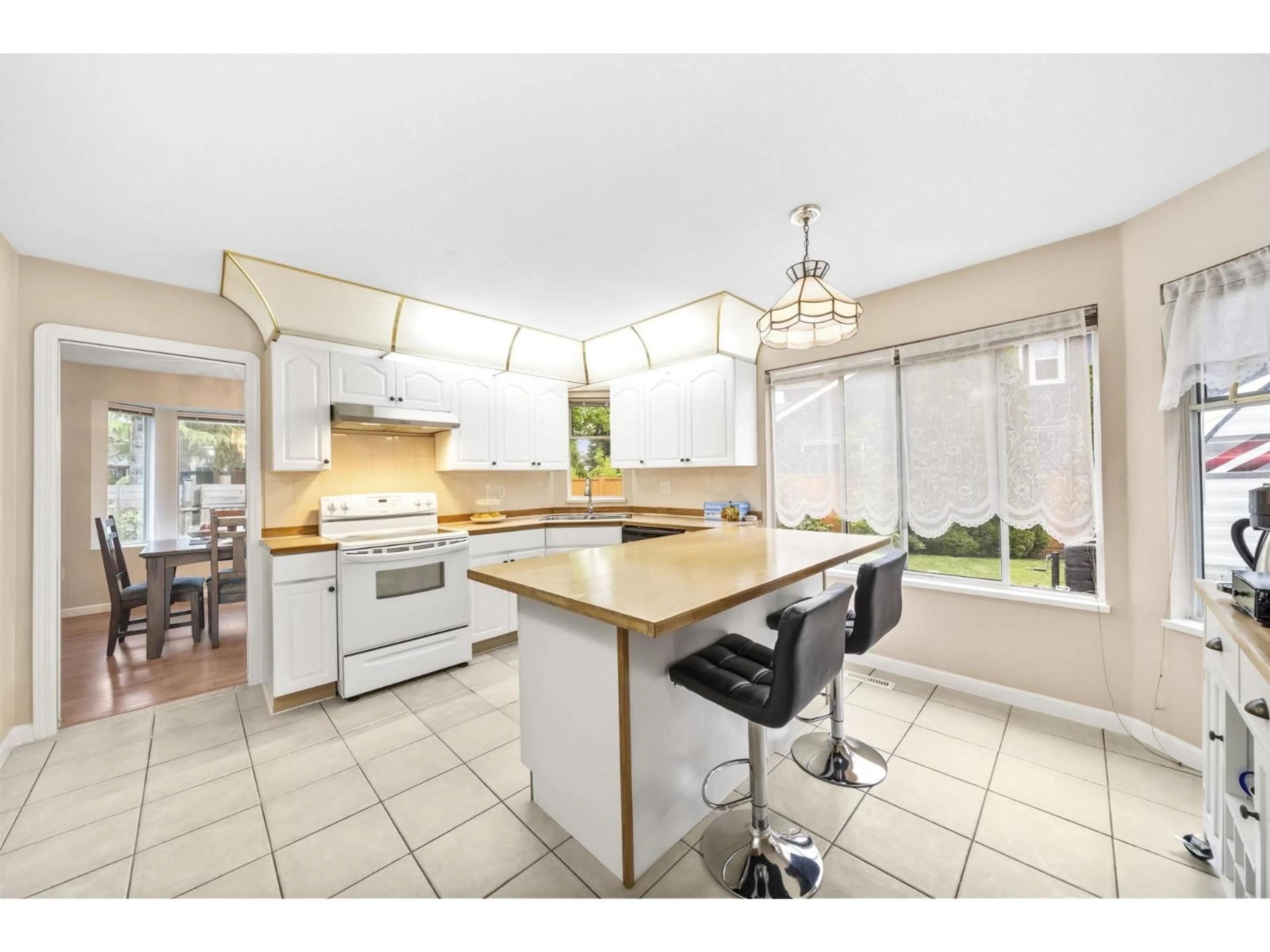 Open concept kitchen, ceramic/tile floor for 10898 160A STREET, Surrey British Columbia V4N3J8