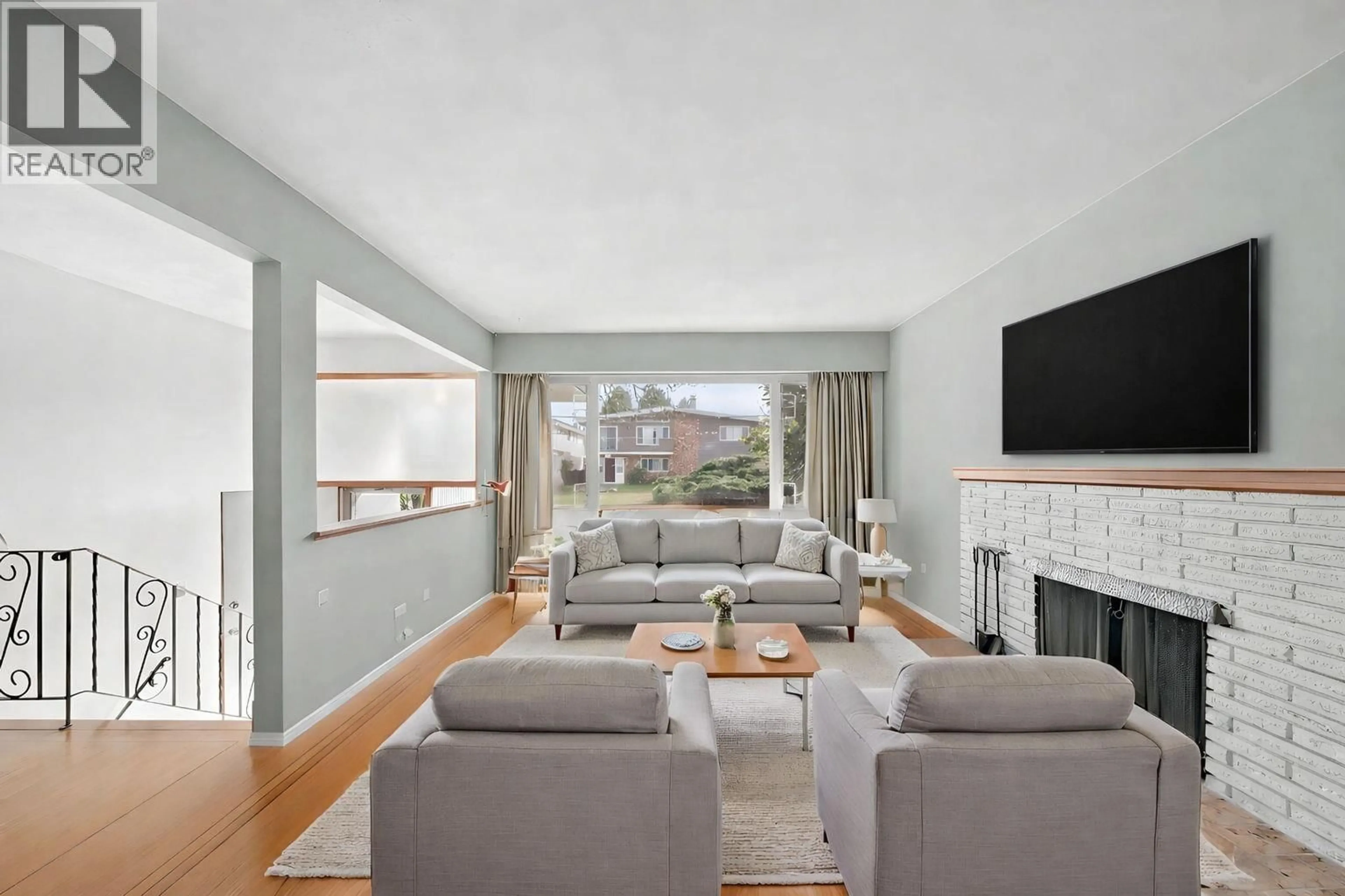 Living room with furniture, unknown for 3783 PRICE STREET, Burnaby British Columbia V5G2K9