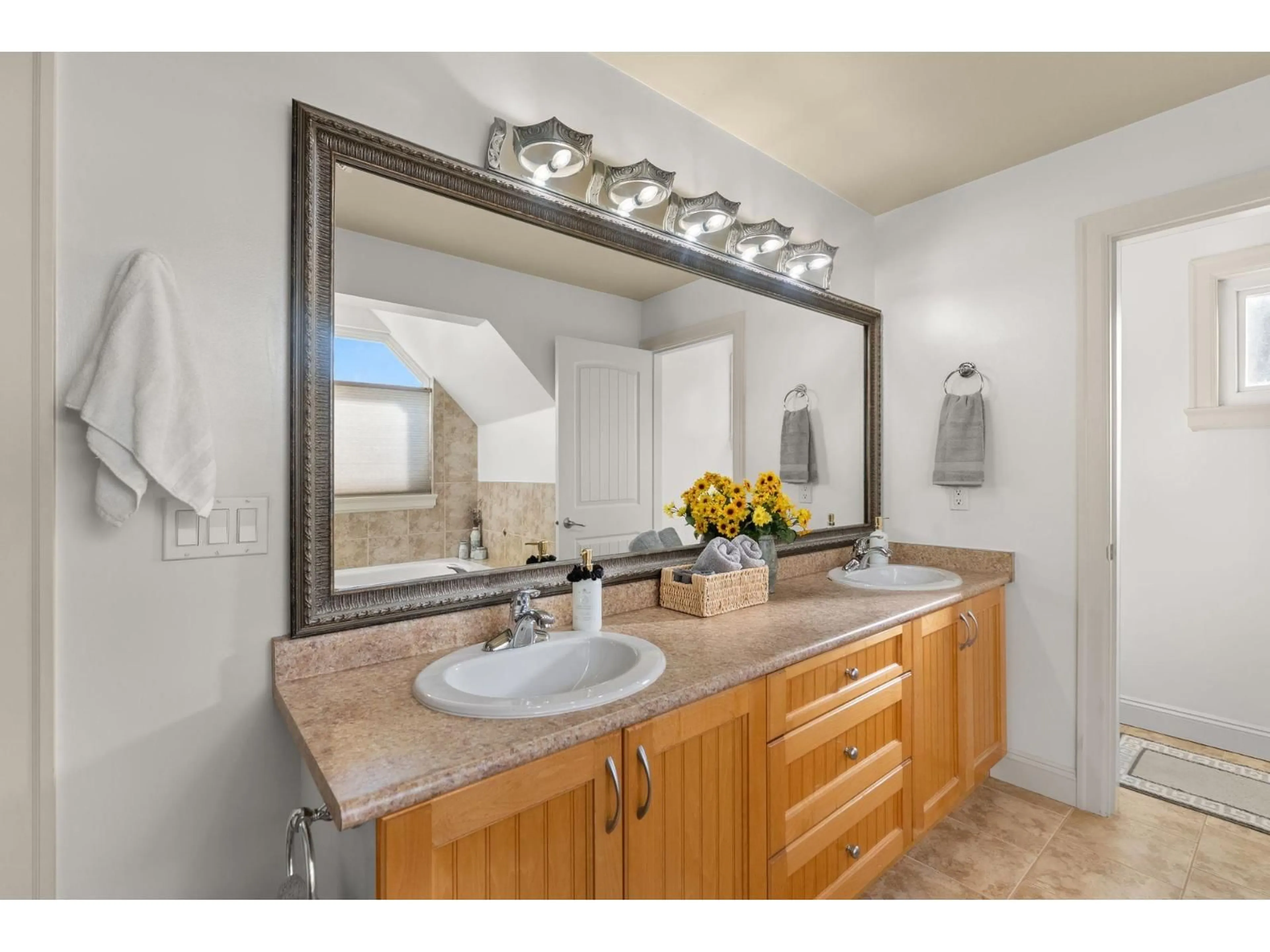 Standard bathroom, ceramic/tile floor for 7397 202A STREET, Langley British Columbia V2Y0A8
