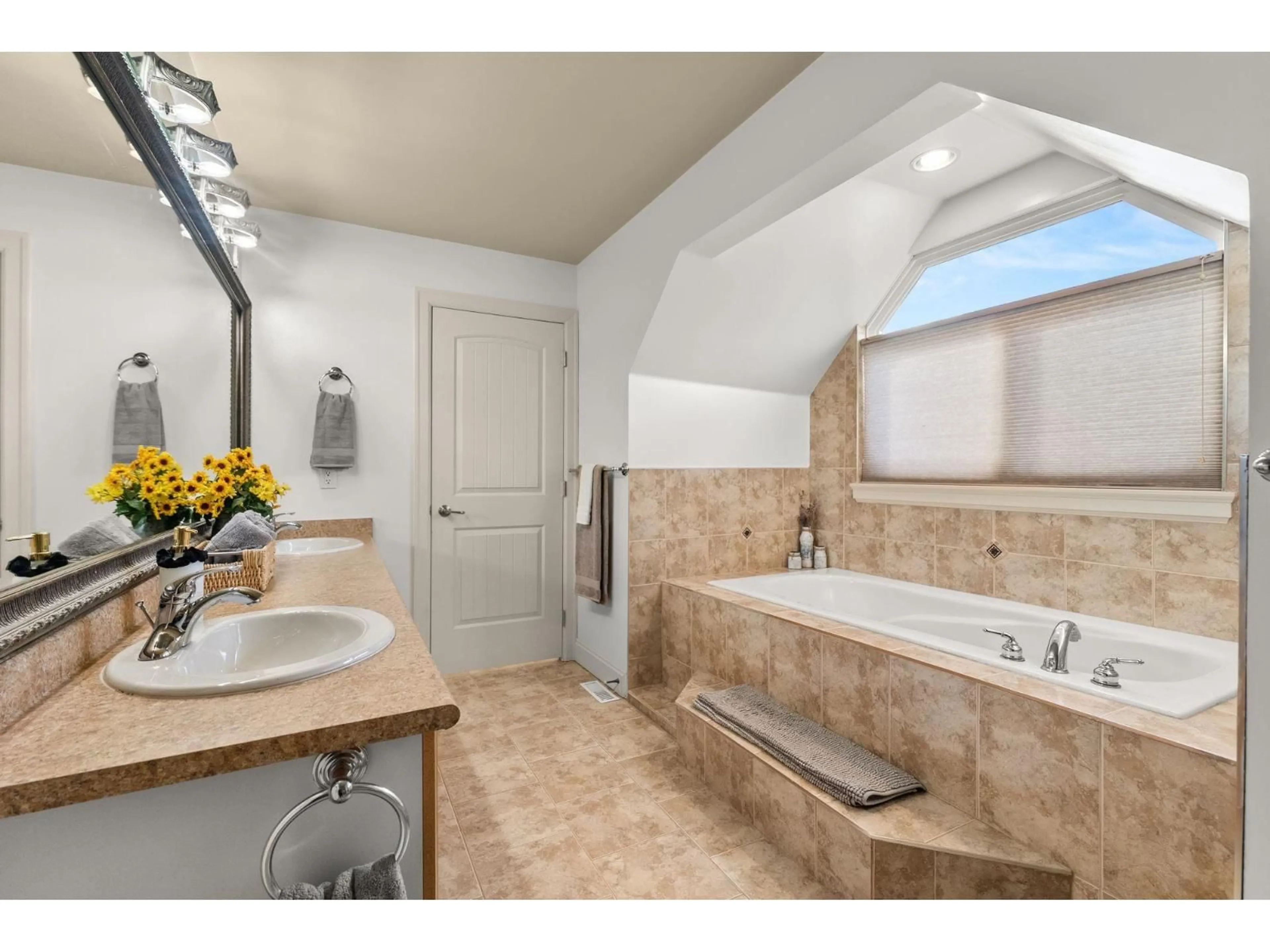 Contemporary bathroom, ceramic/tile floor for 7397 202A STREET, Langley British Columbia V2Y0A8