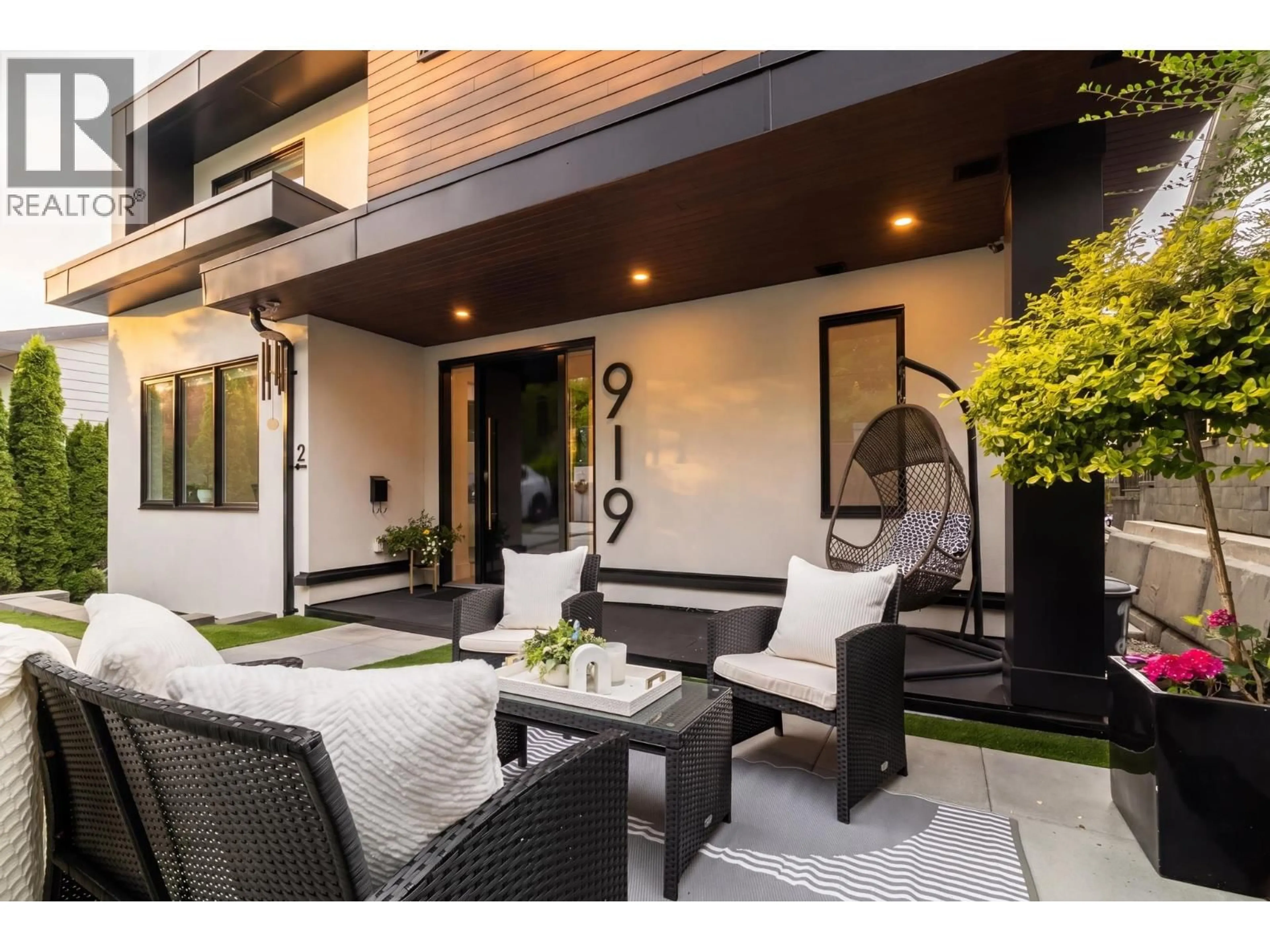 Patio, street for 919 4TH STREET, North Vancouver British Columbia V7L1K3