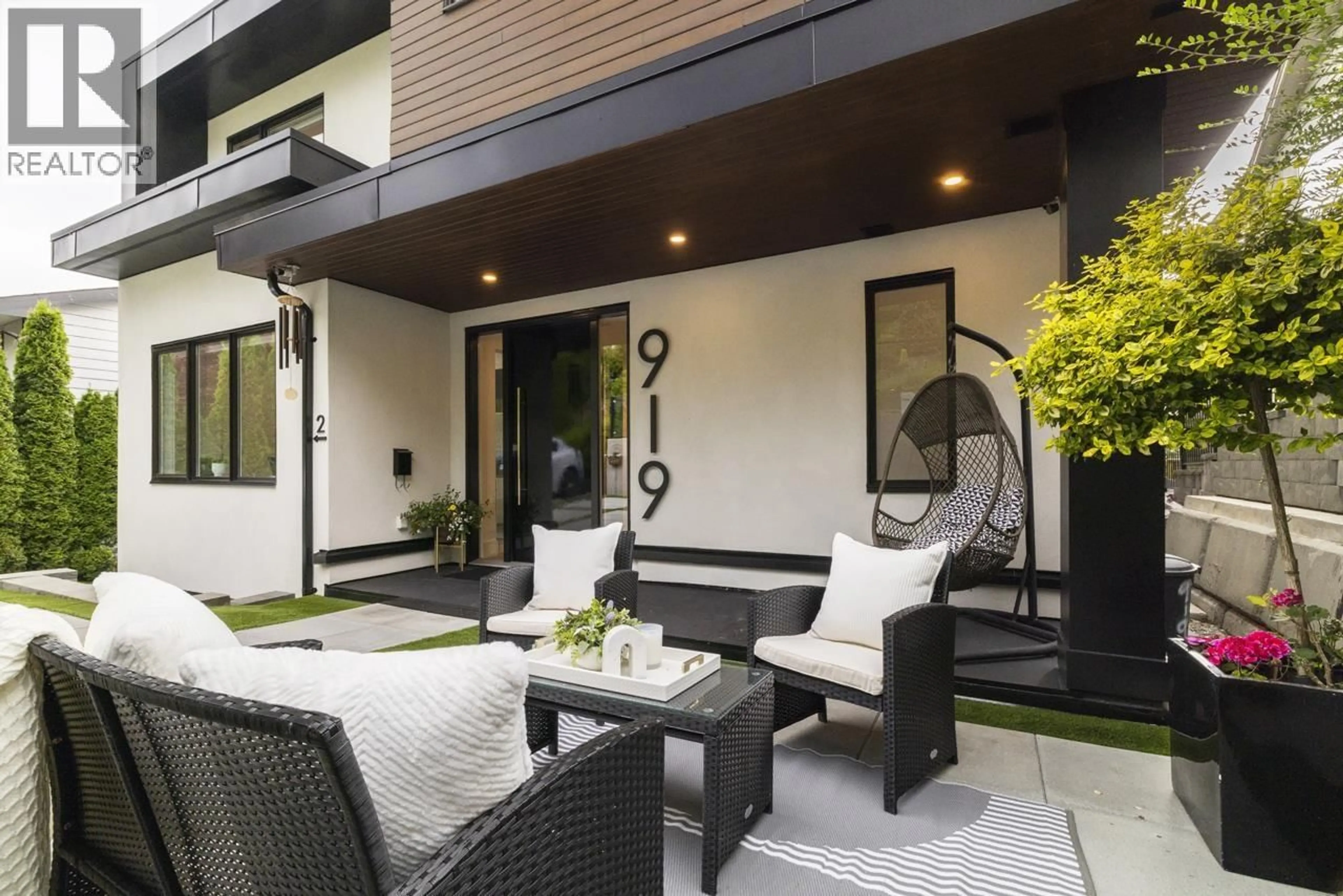 Patio, street for 919 4TH STREET, North Vancouver British Columbia V7L1K3