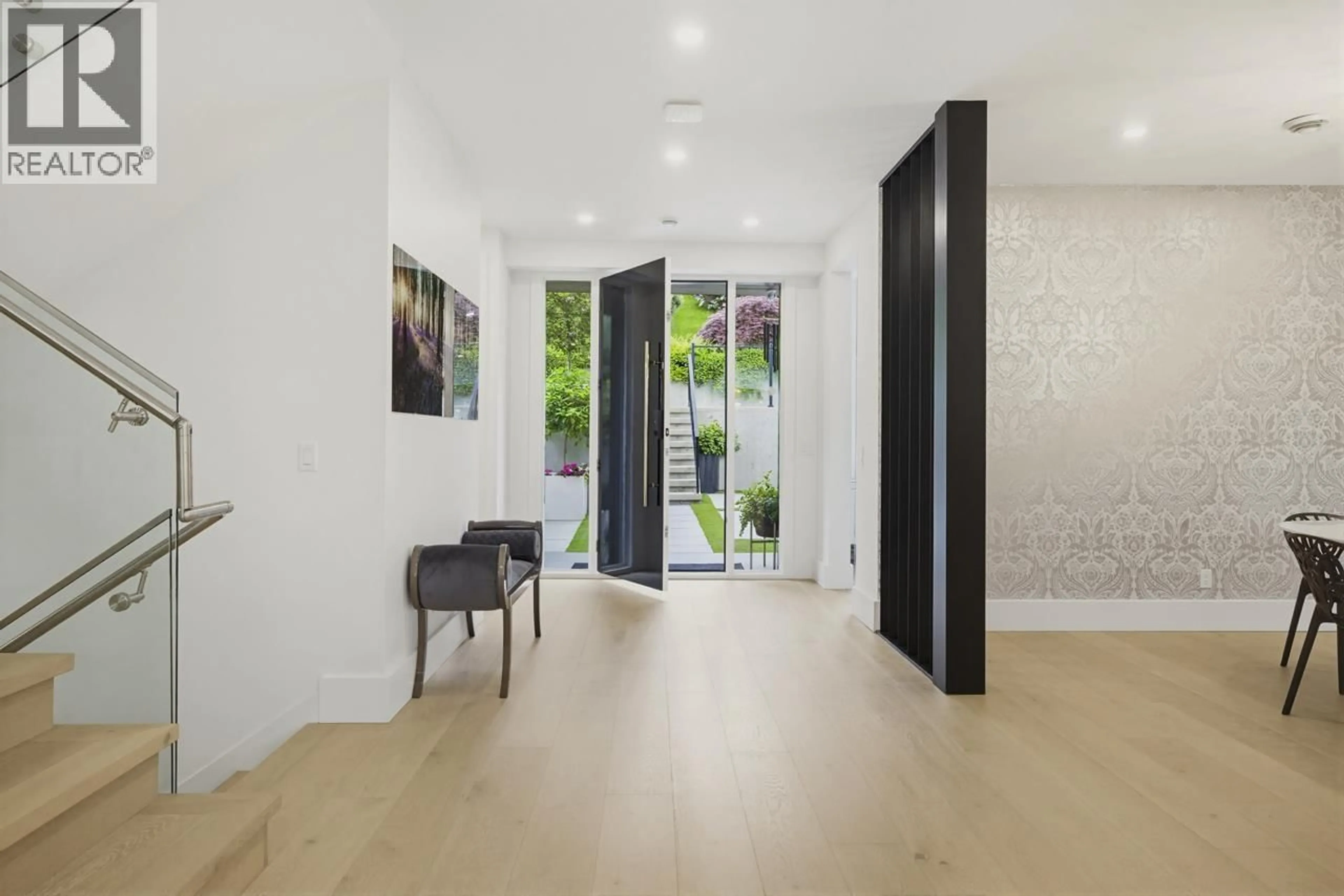 Indoor entryway for 919 4TH STREET, North Vancouver British Columbia V7L1K3