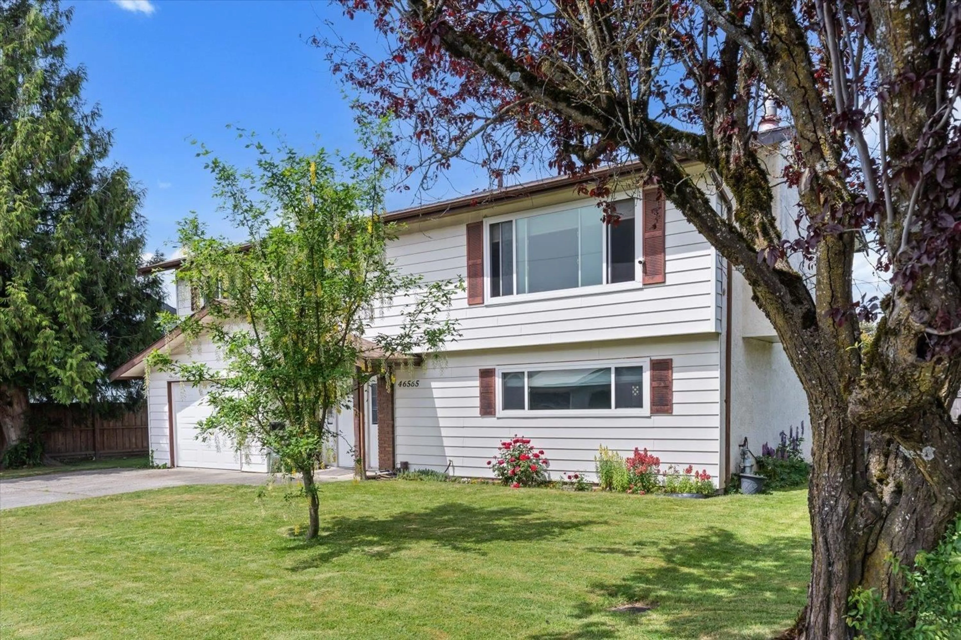 Home with vinyl exterior material, street for 46565 MCCAFFREY BOULEVARD, Chilliwack British Columbia V2P1E5