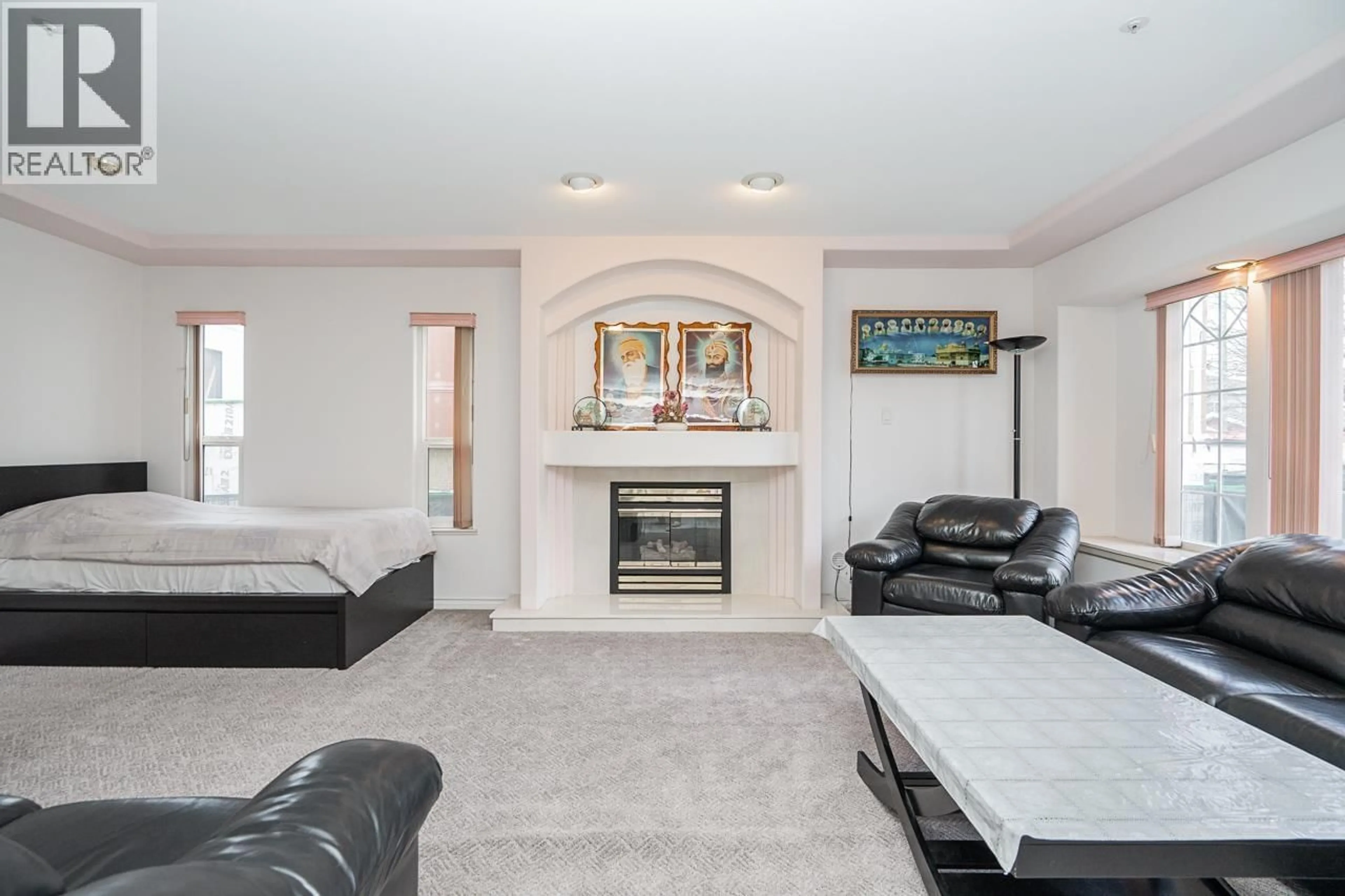 Living room with furniture, ceramic/tile floor for 726 56TH AVENUE, Vancouver British Columbia V5X1R9