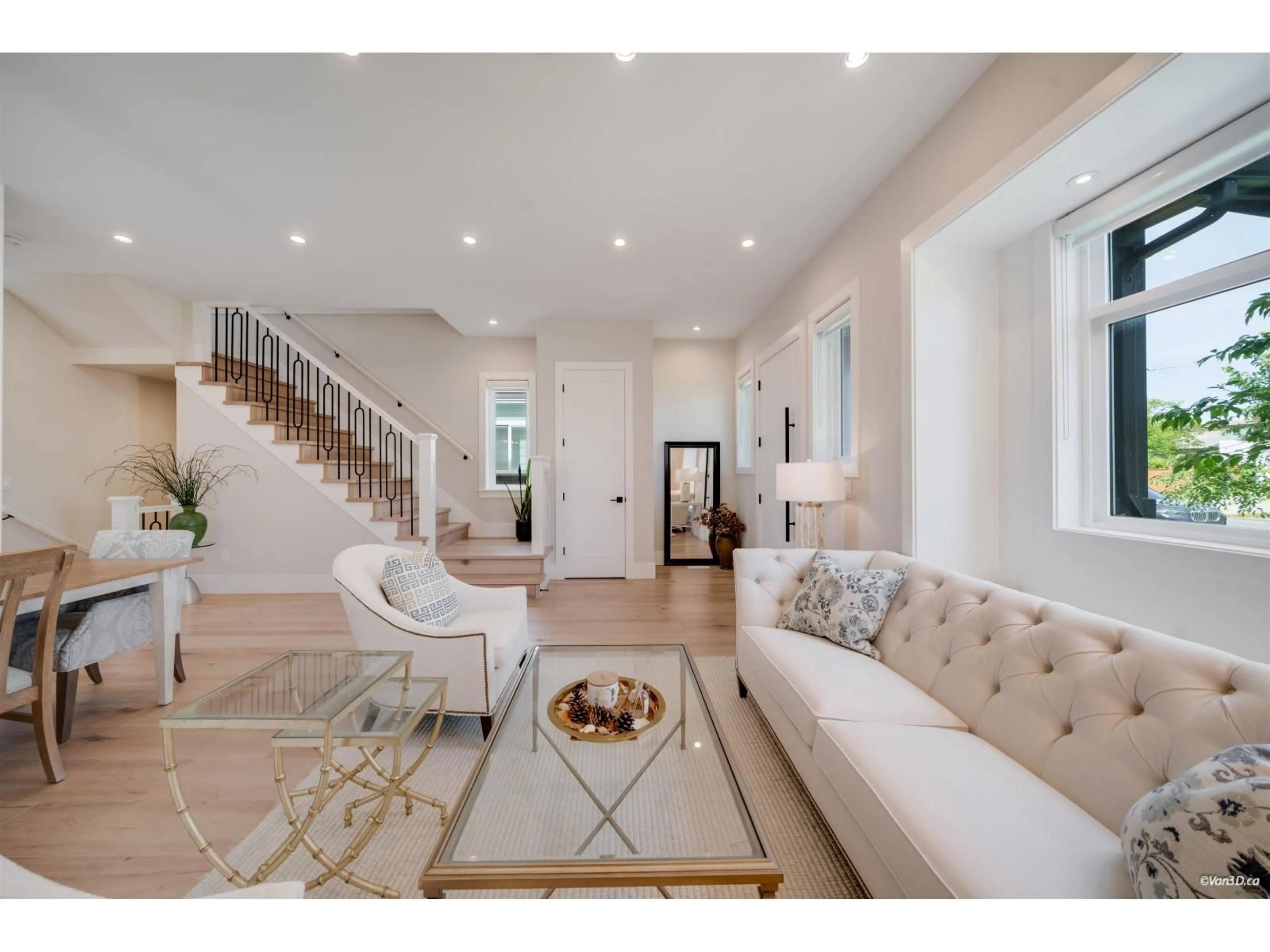 Living room with furniture, unknown for 16778 20A AVENUE, Surrey British Columbia V3Z9M9