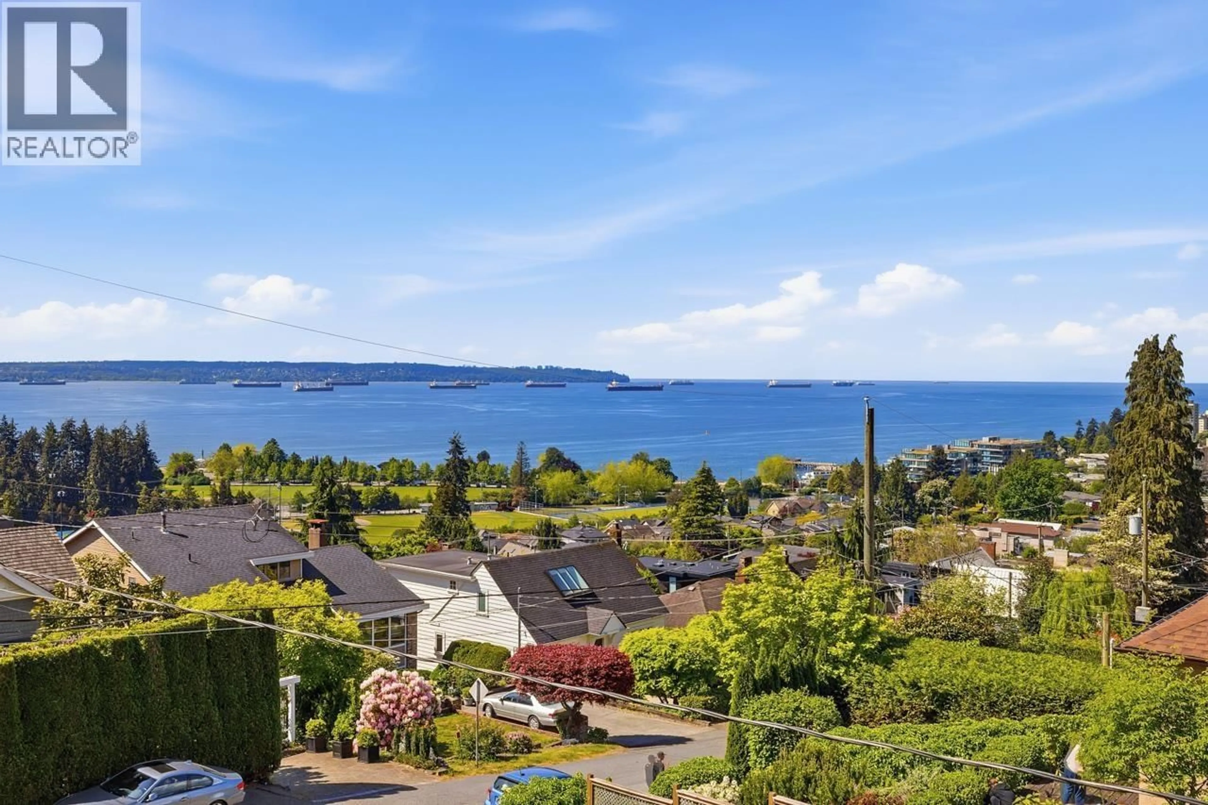 A pic from outside/outdoor area/front of a property/back of a property/a pic from drone, water/lake/river/ocean view for 1013 DUCHESS AVENUE, West Vancouver British Columbia V7T1G8
