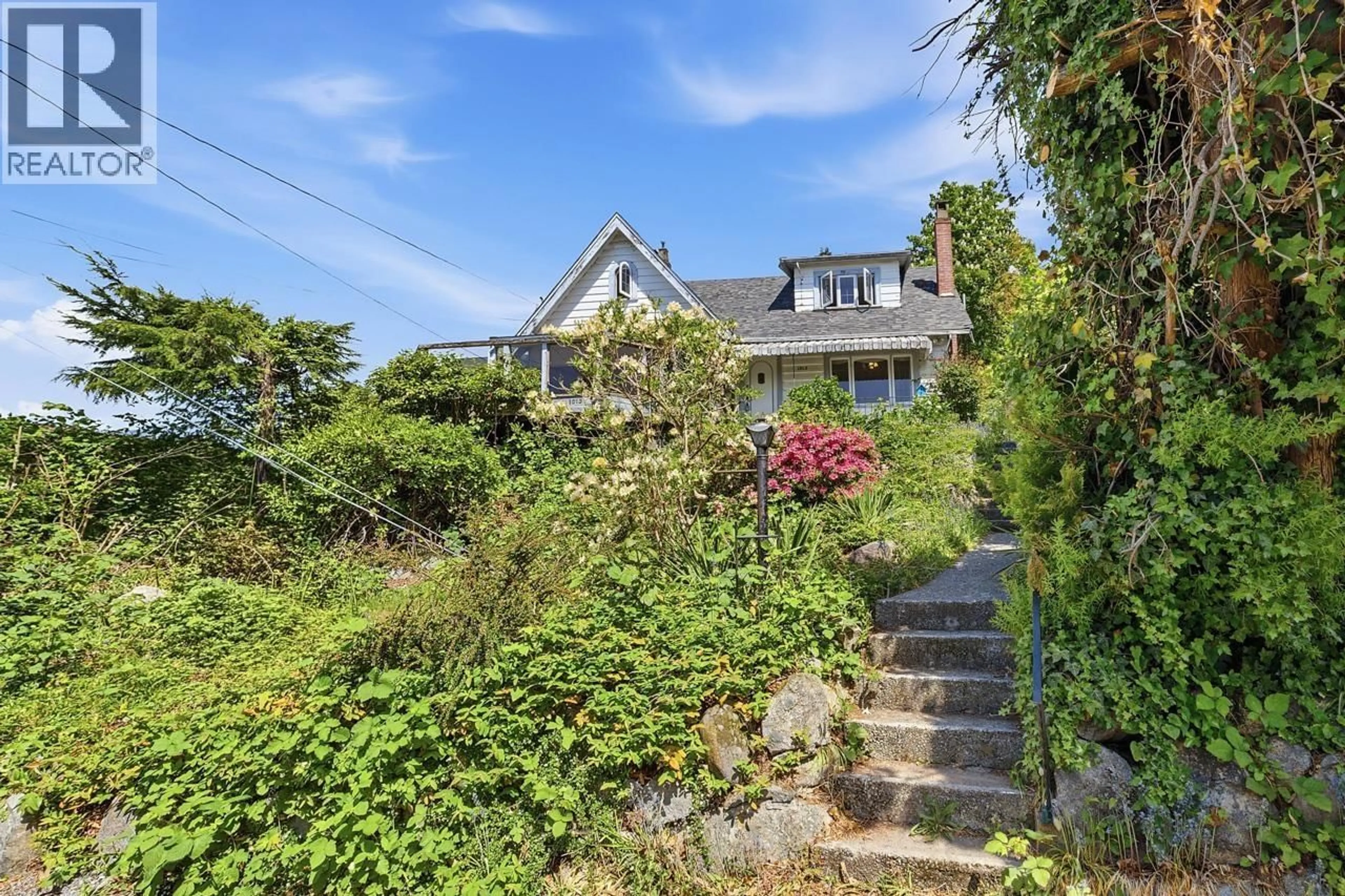 A pic from outside/outdoor area/front of a property/back of a property/a pic from drone, street for 1013 DUCHESS AVENUE, West Vancouver British Columbia V7T1G8