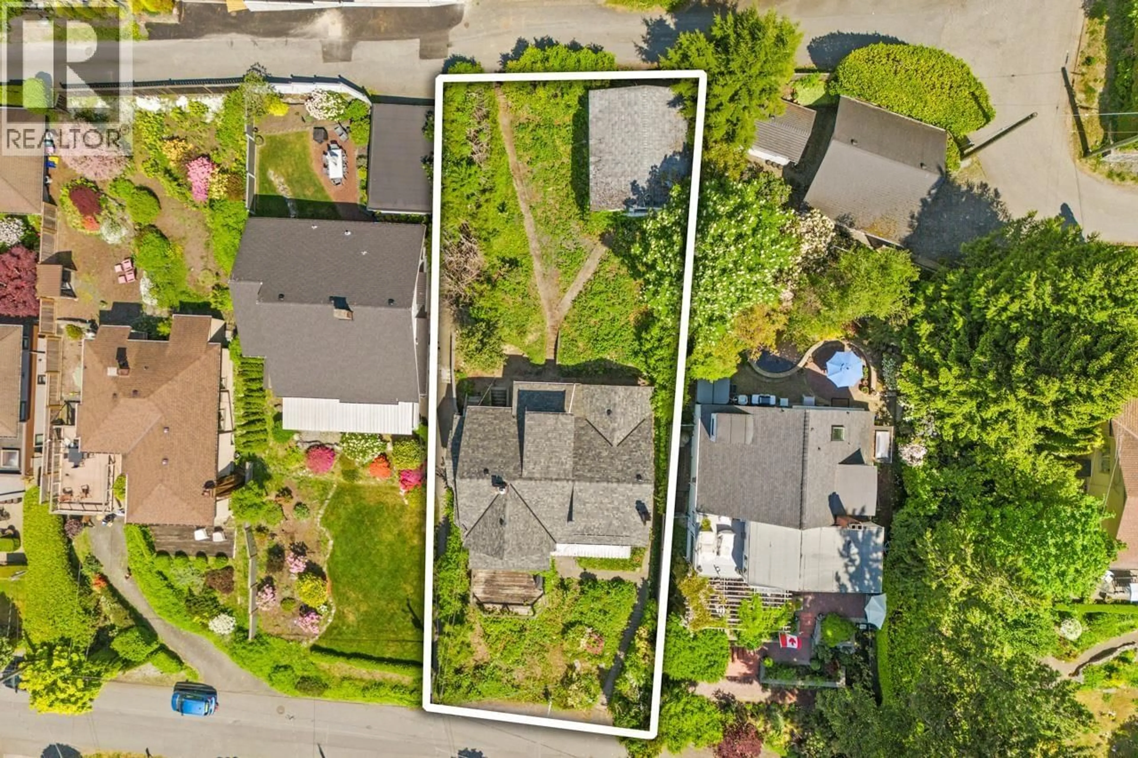 A pic from outside/outdoor area/front of a property/back of a property/a pic from drone, street for 1013 DUCHESS AVENUE, West Vancouver British Columbia V7T1G8