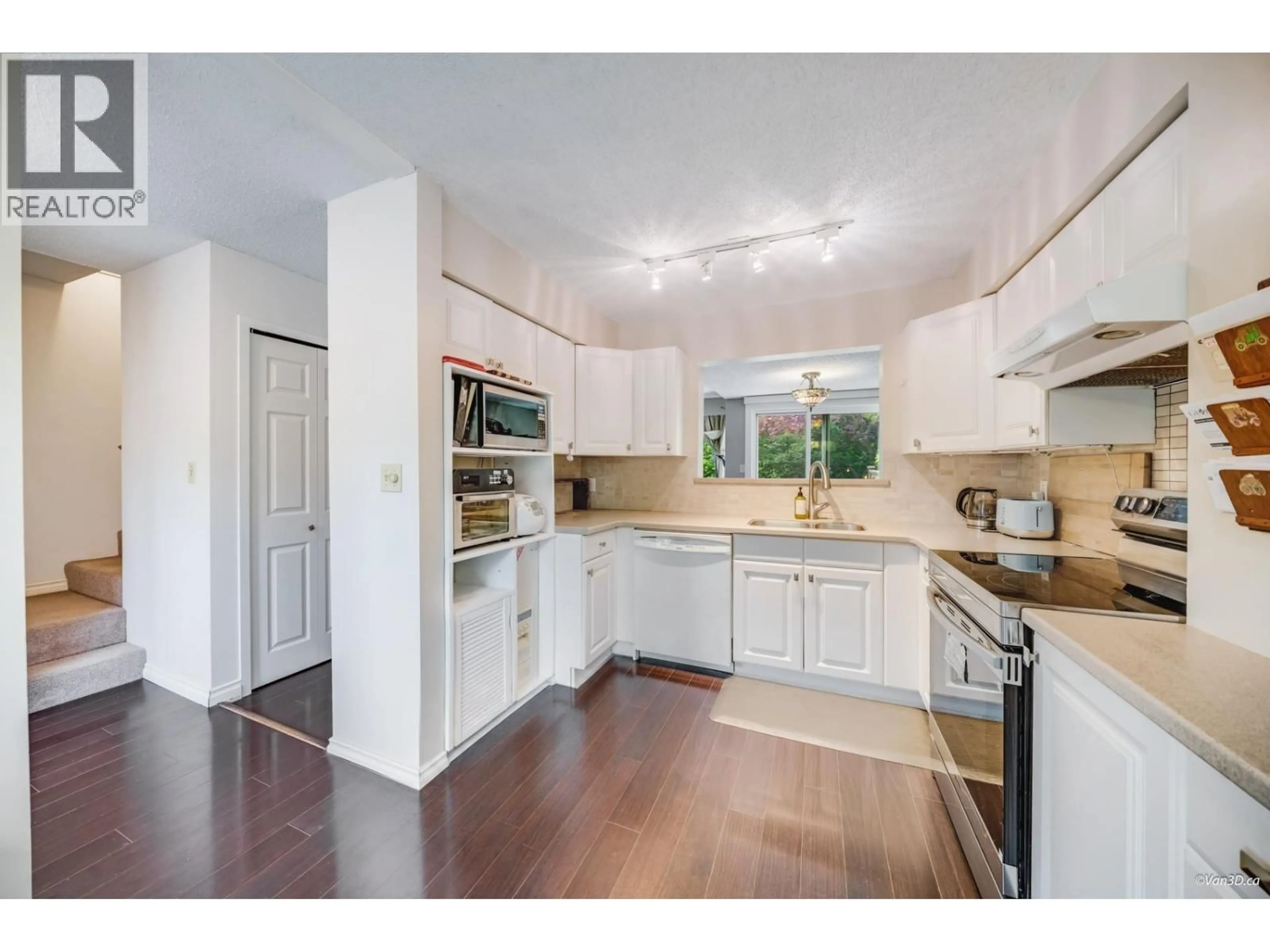 Unknown for 4253 BIRCHWOOD CRESCENT, Burnaby British Columbia V5G4E6