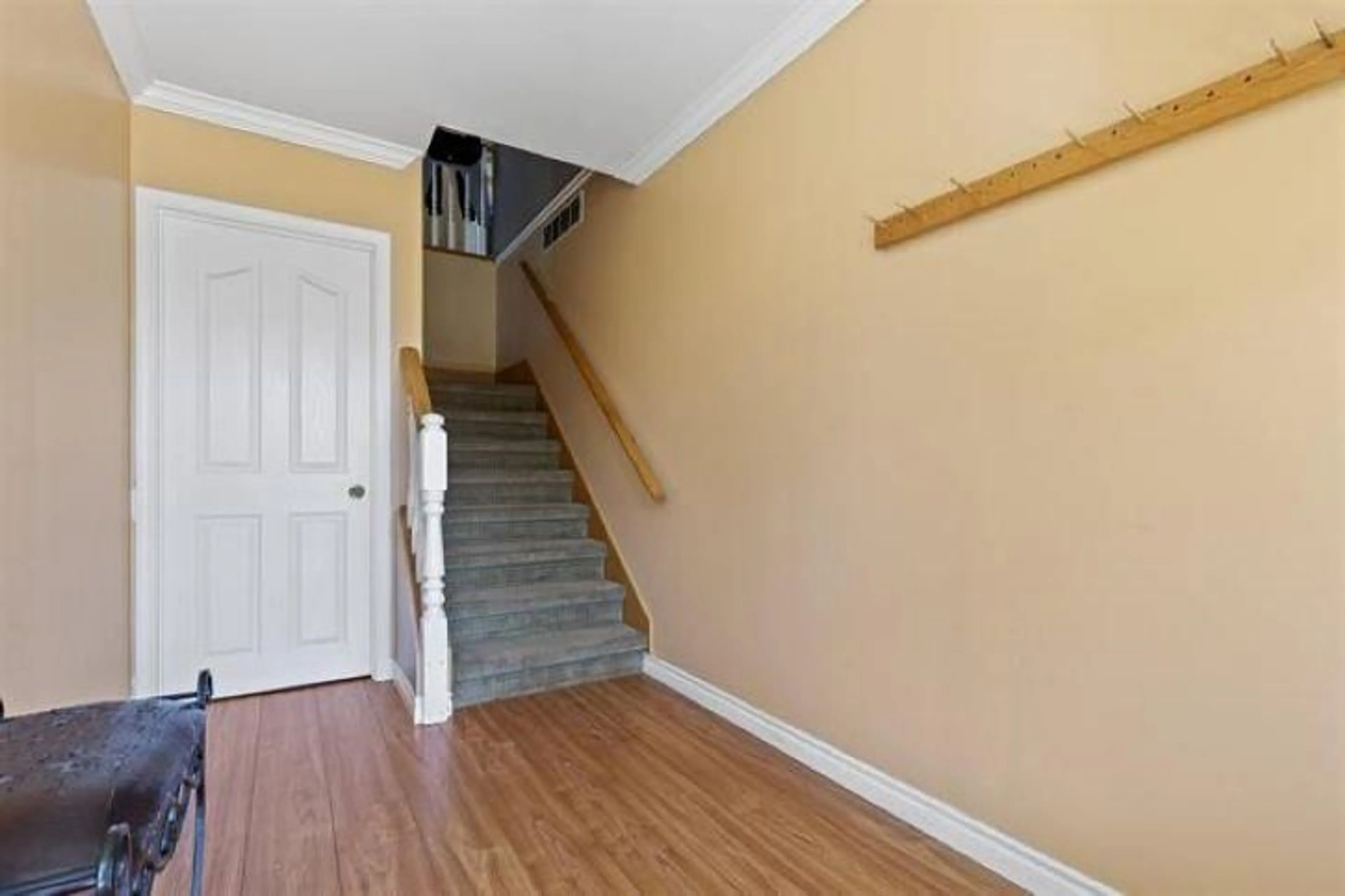 Indoor foyer for 14271 67 CENTRE, Surrey British Columbia V3W0P5