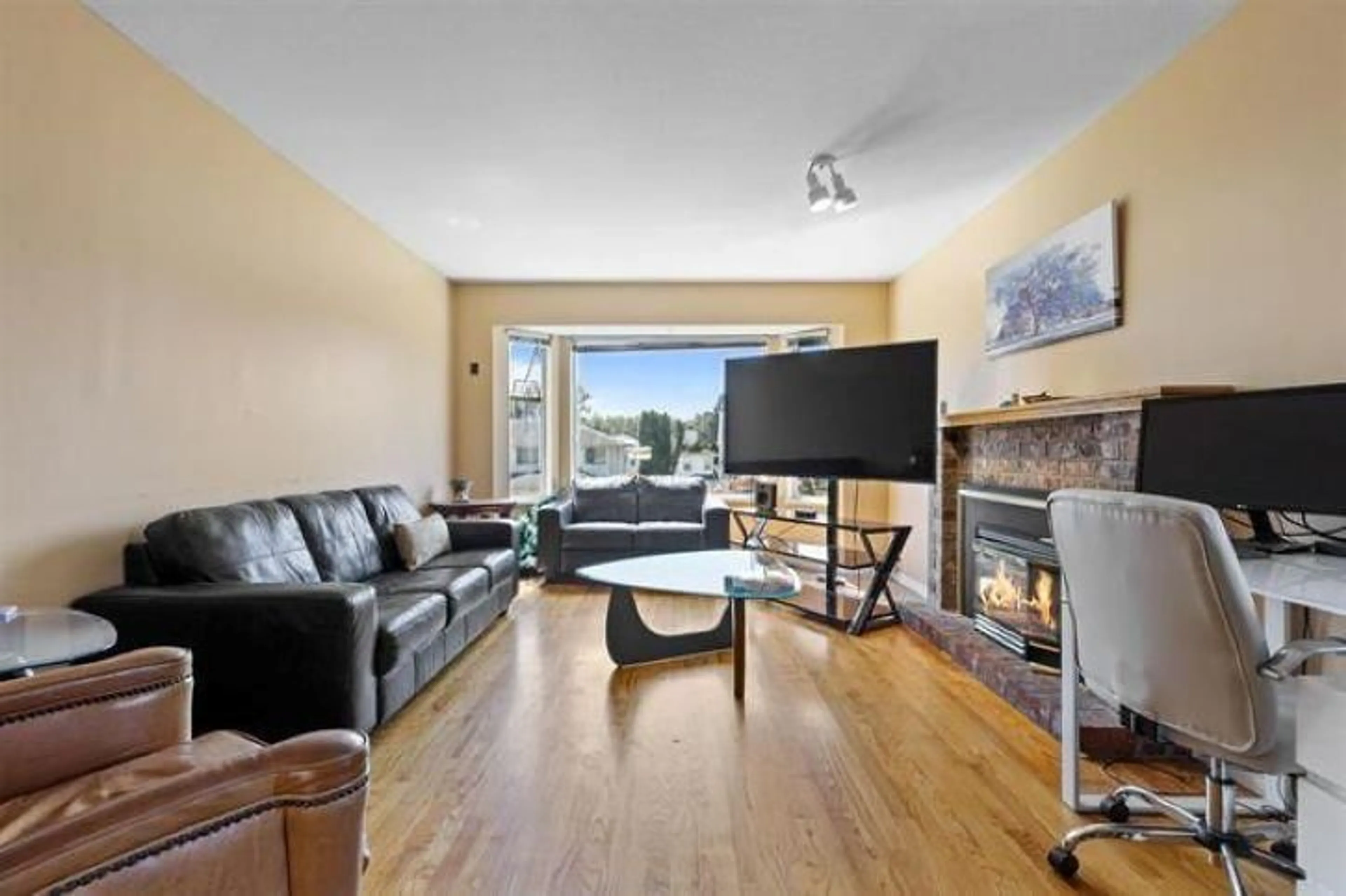Living room with furniture, unknown for 14271 67 CENTRE, Surrey British Columbia V3W0P5