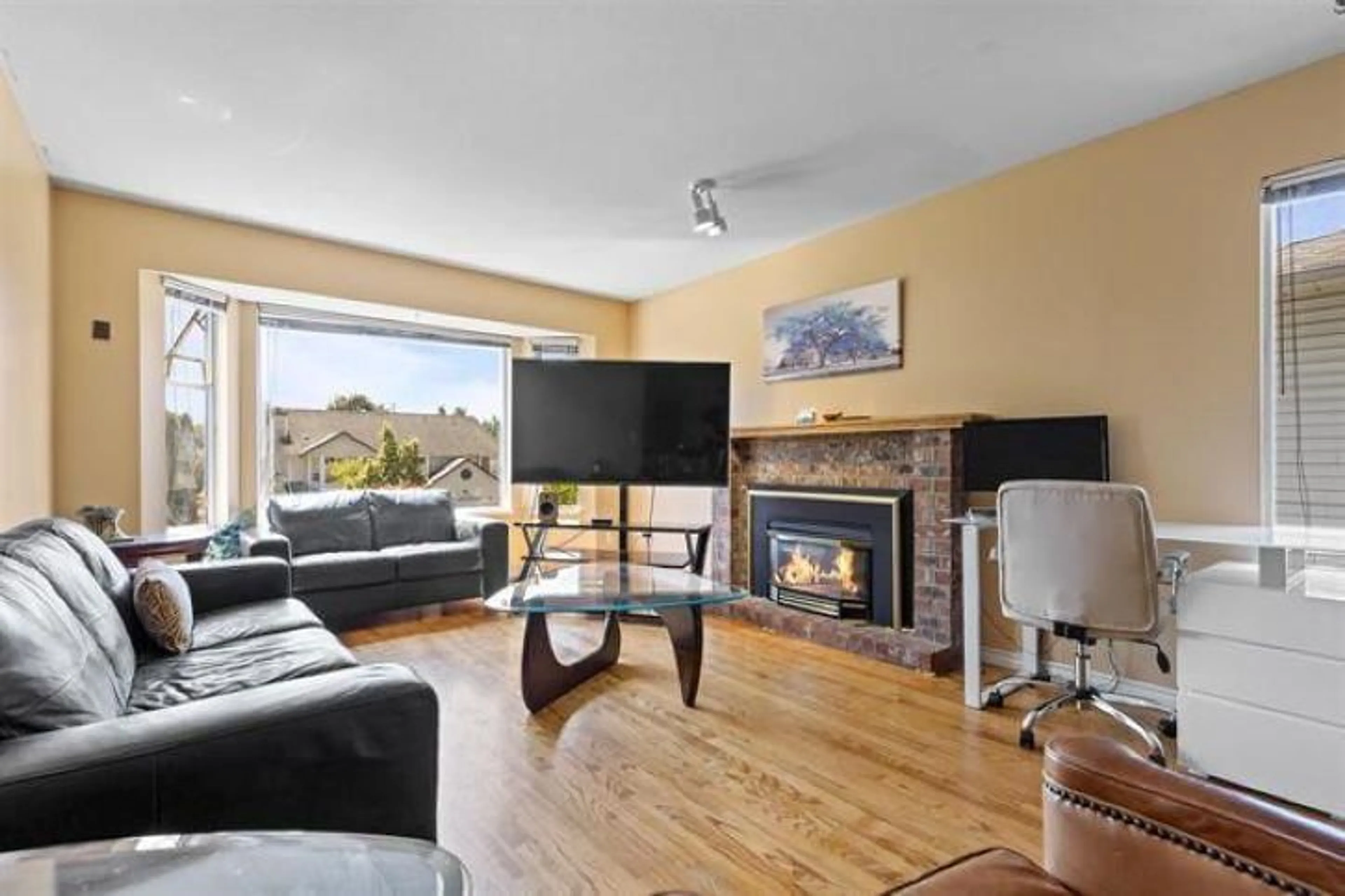 Living room with furniture, wood/laminate floor for 14271 67 CENTRE, Surrey British Columbia V3W0P5